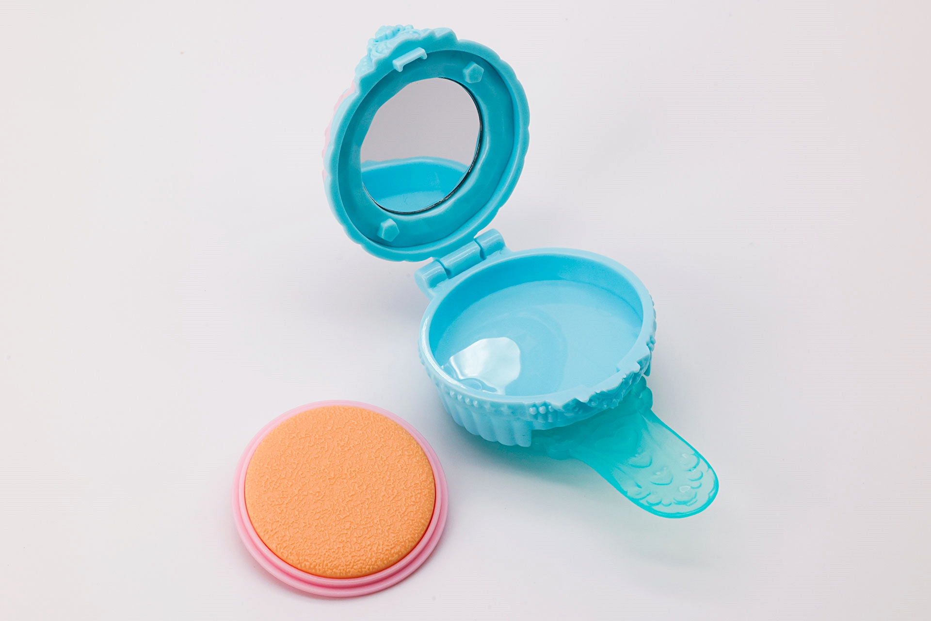 パフを取り出したところ。一見スポンジのようにも見えるが、実際はそれっぽい形のプラスチックになっており、メイク道具として使えるわけではない