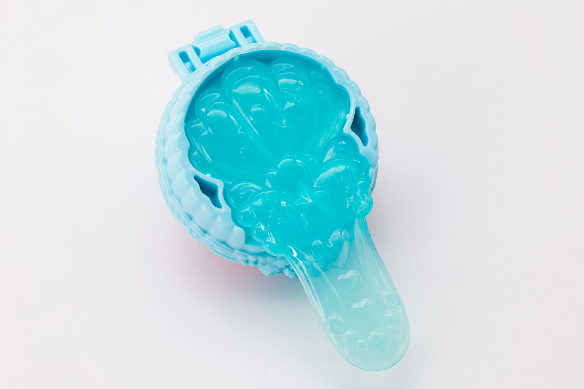 クリアパーツを採用したブラシ部分は、このように背面側にはめ込んでおくことができる