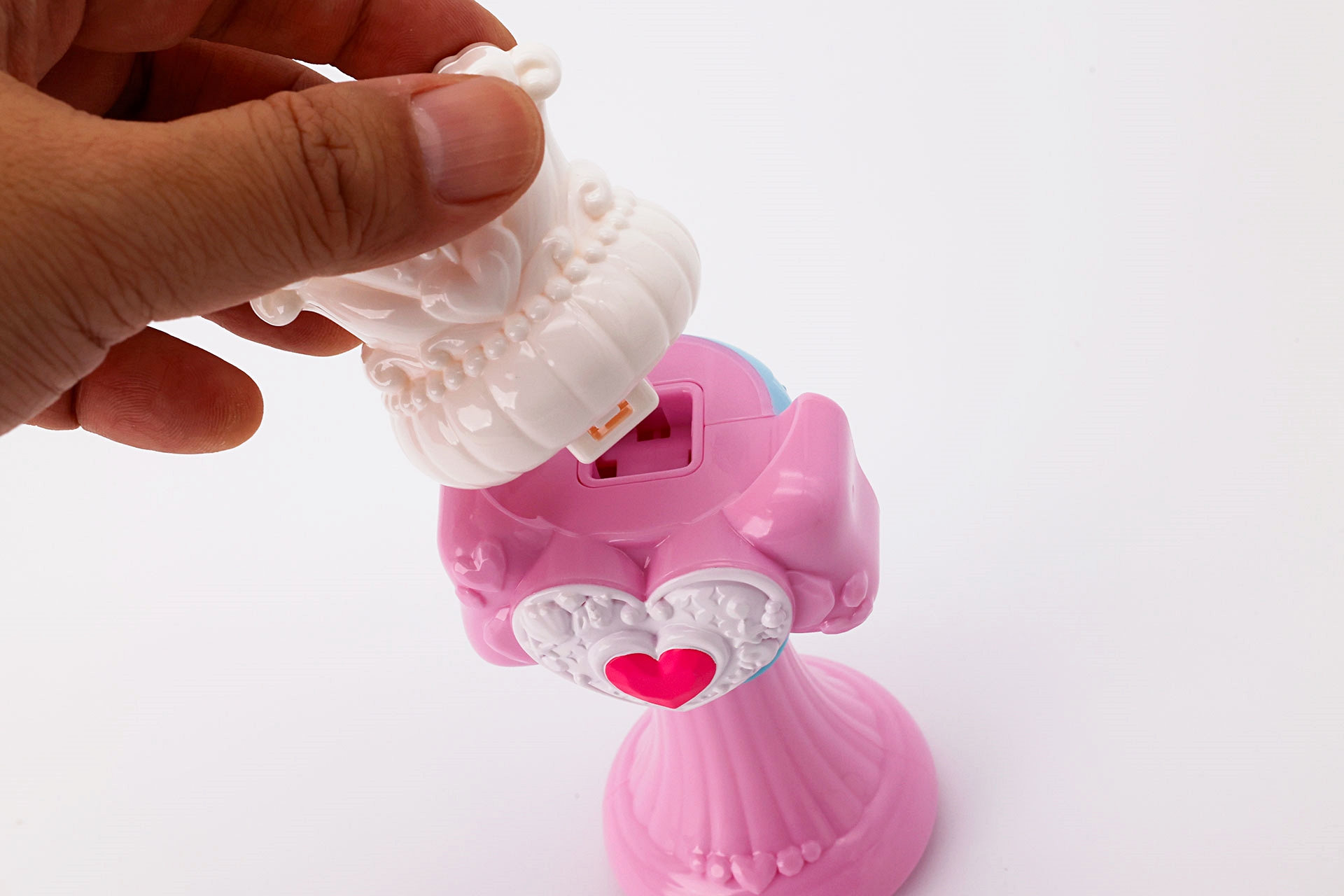 ふたつのパーツに分かれて袋に入れられているので、取り出した後は合体してから遊ぼう