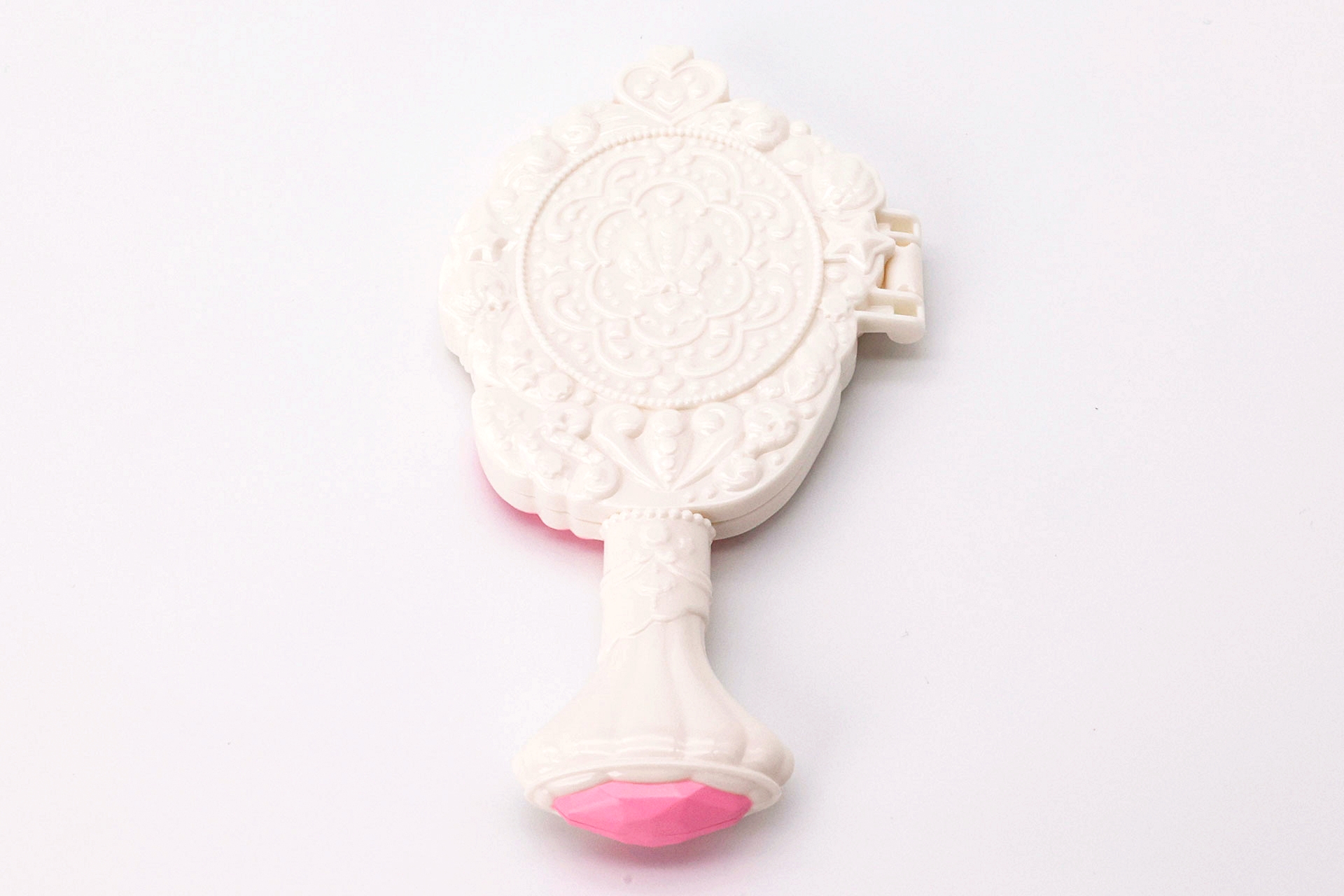 こちらはミラーの裏側。なかなか凝った模様のデザインが刻み込まれている