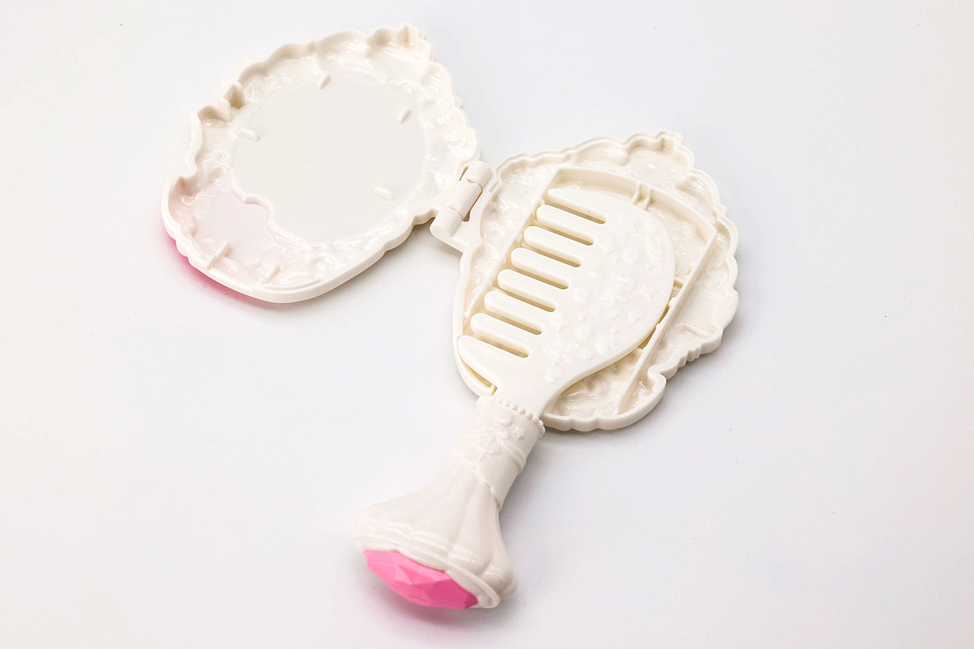 ミラーの蓋をパカッと開けると、中にはコームがセットされている