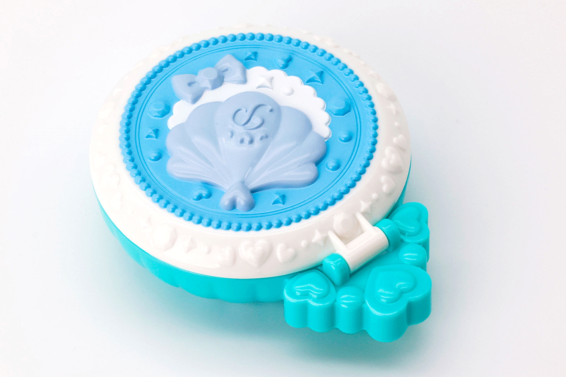 様々な模様が所狭しと刻み込まれていることもあってか、ずっと見ていても飽きない感じだ