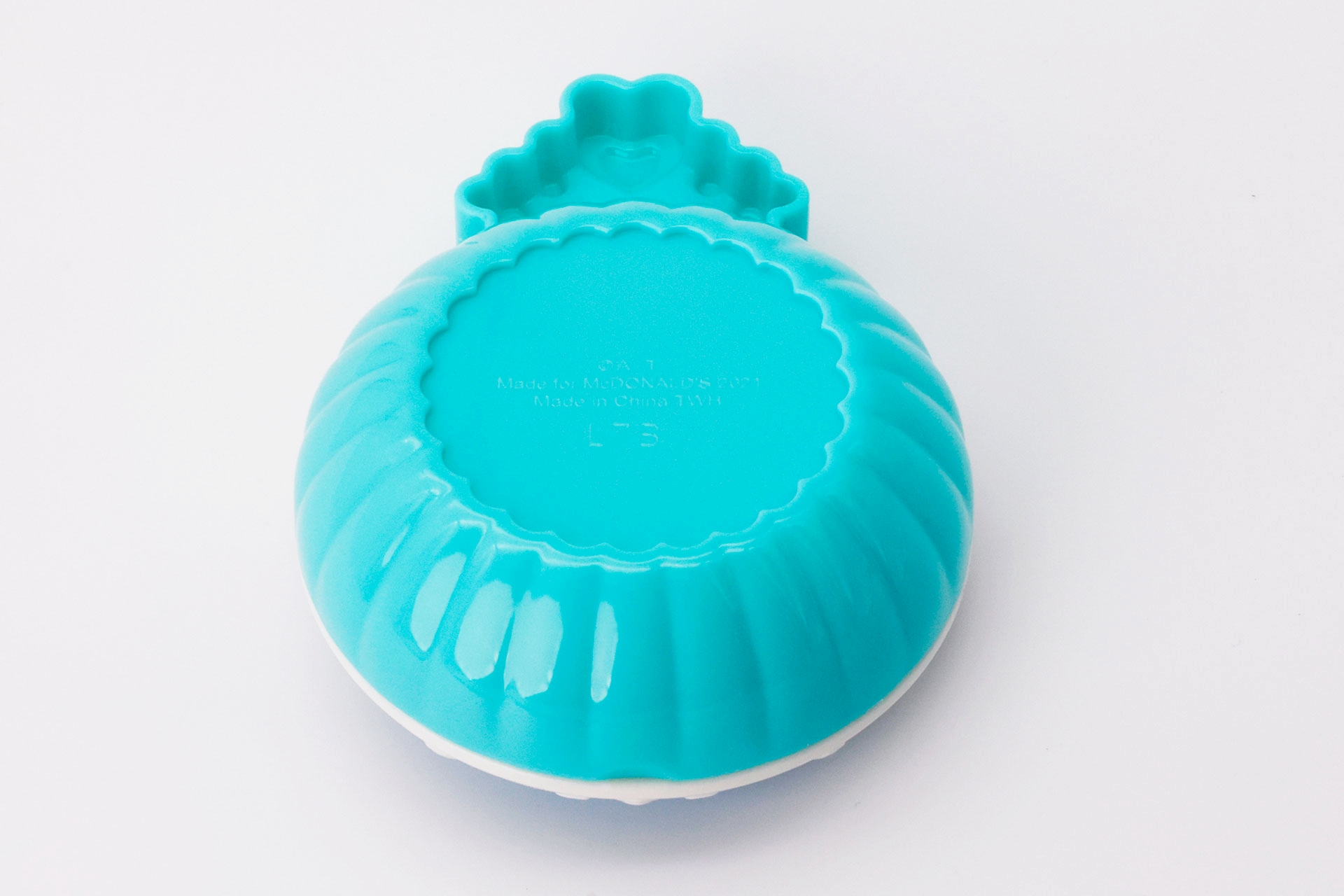 ケースの背面側は、比較的シンプルな作りになっている