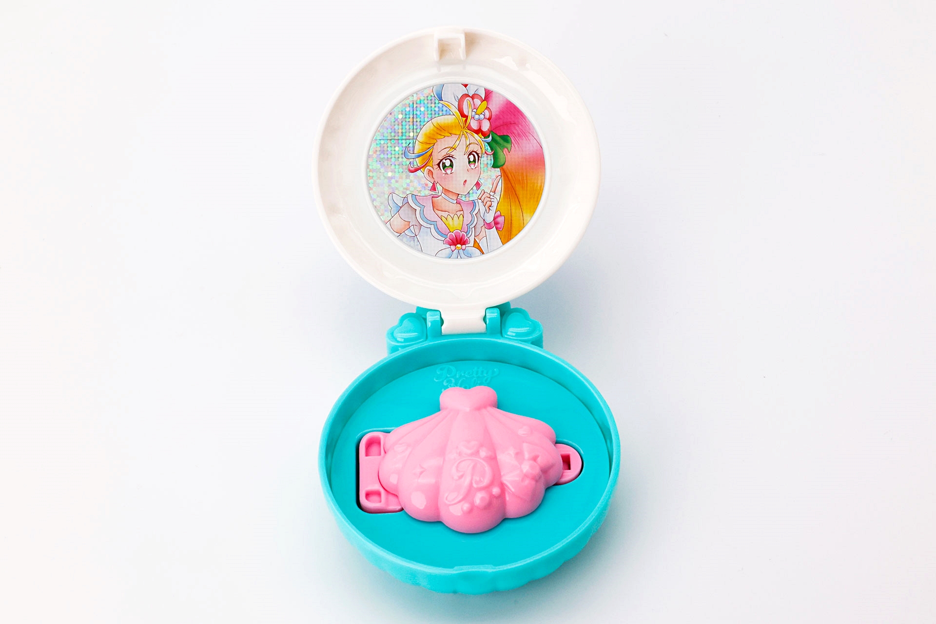 ケースを開けると「キュアサマー」のイラストが見られる。今回のハッピーセット「トロピカル～ジュ！プリキュア」の中で、最も大きく「プリキュア」のイラストが使われているのがこちらだ