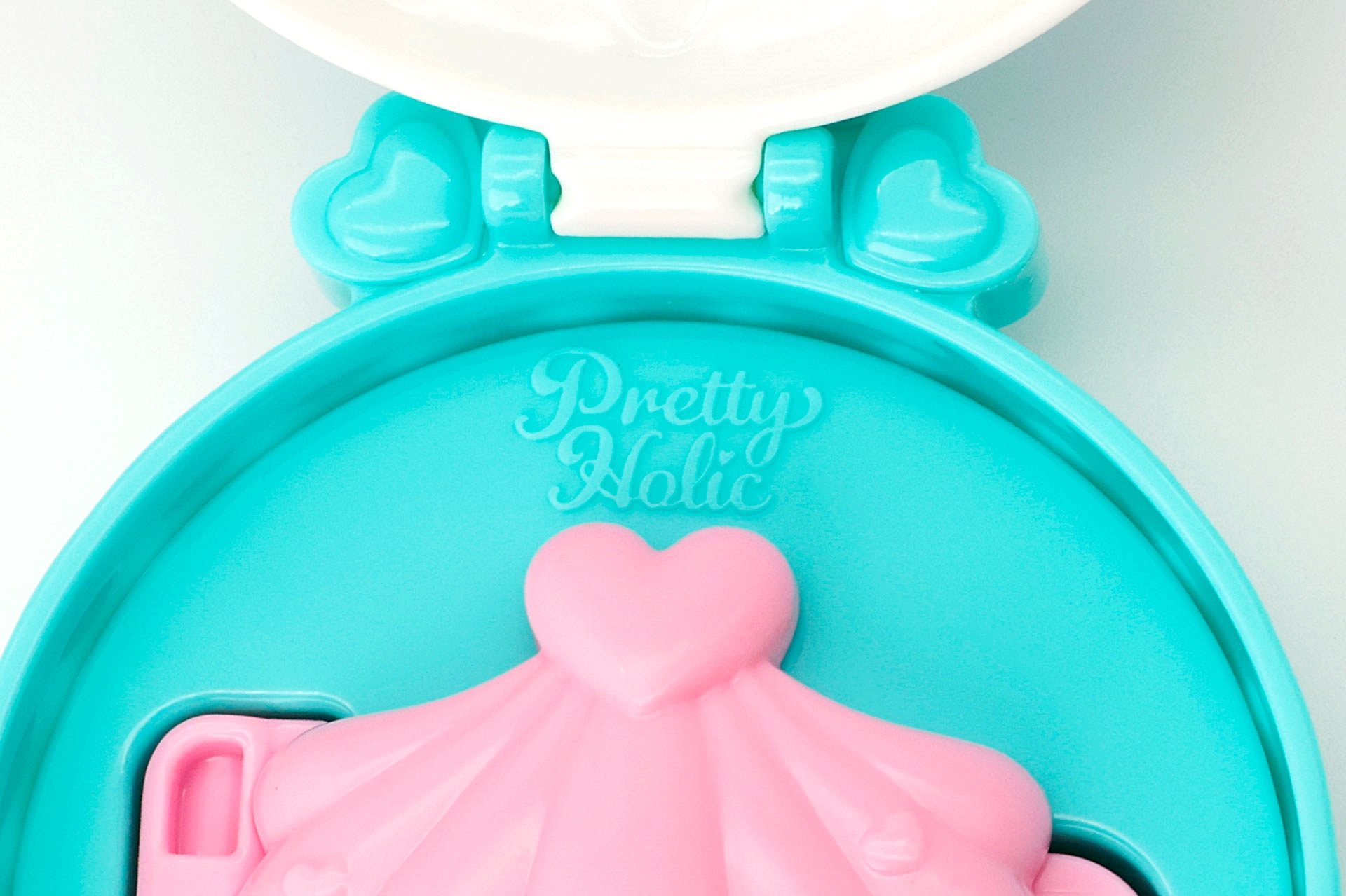 ケースの内側には「Pretty Holic」のロゴマークがしっかりと刻み込まれている