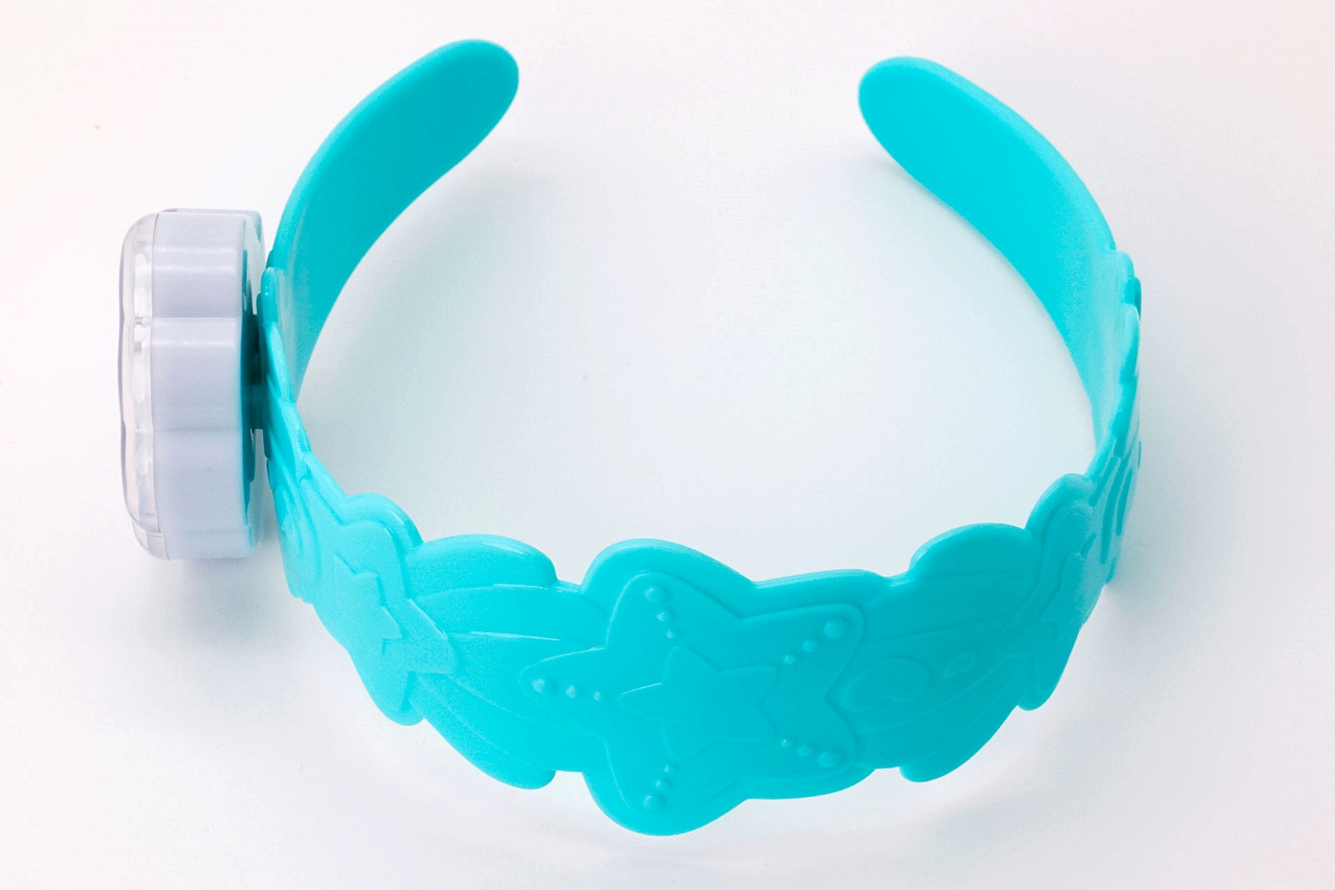 美しいエメラルドグリーン色をした「ヘアもバッチリ！くるるんカチューシャ」。星などマークが描かれており、なかなか華やかだ