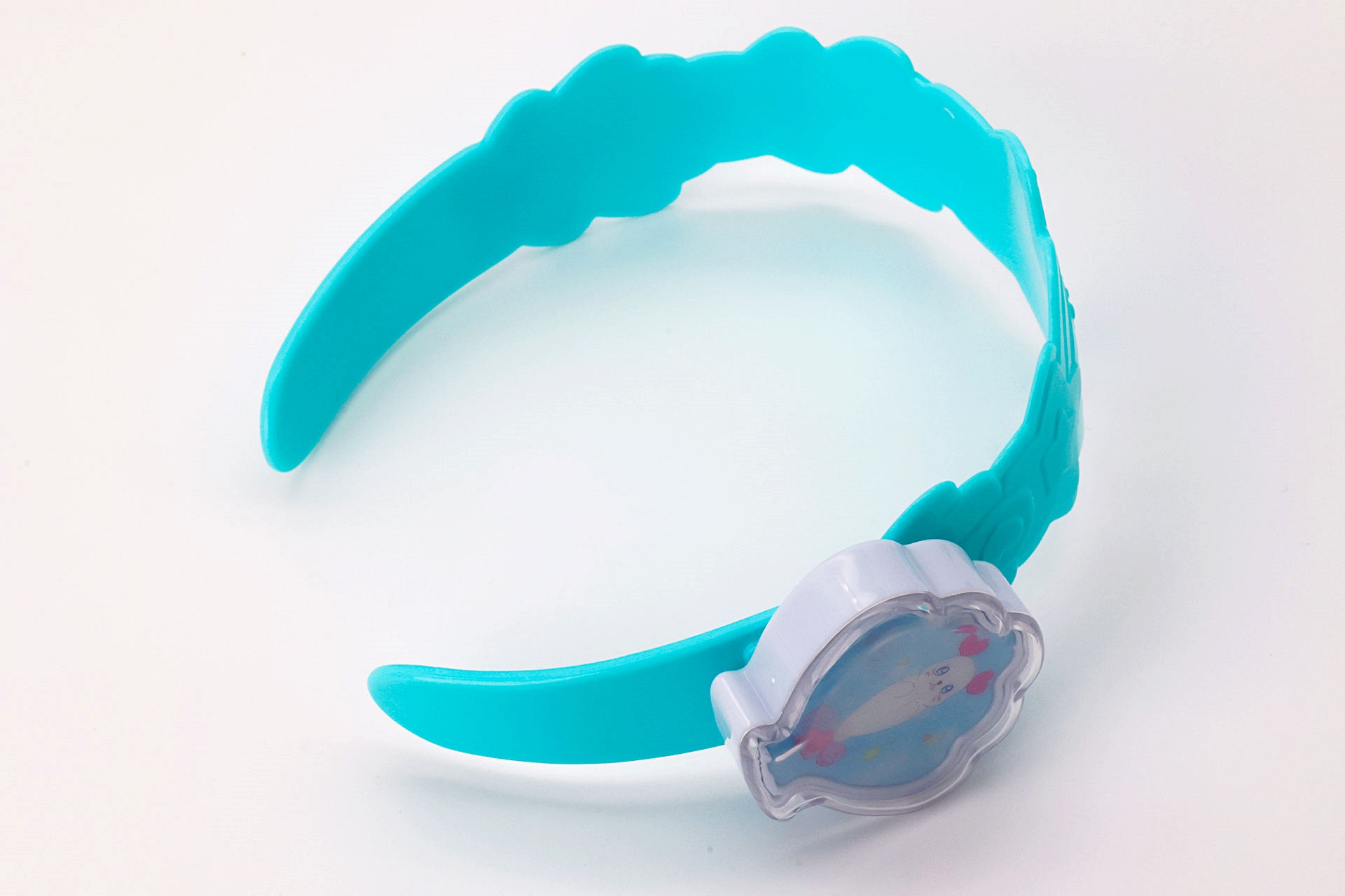 可愛らしい「くるるん」のイラストが描かれた、貝殻の形をした飾りもポイントだ