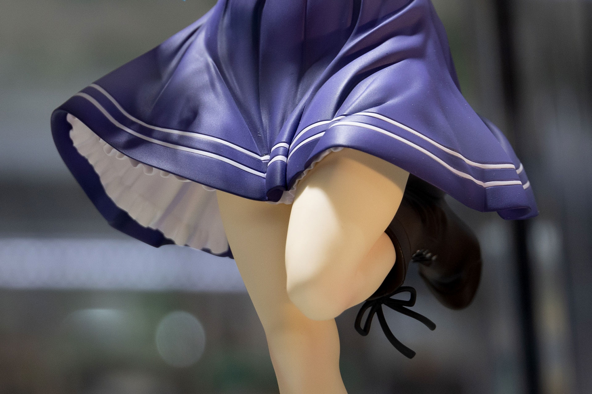 ひらりとしたスカートからは、まぶしいぐらいの白いおみ足が。