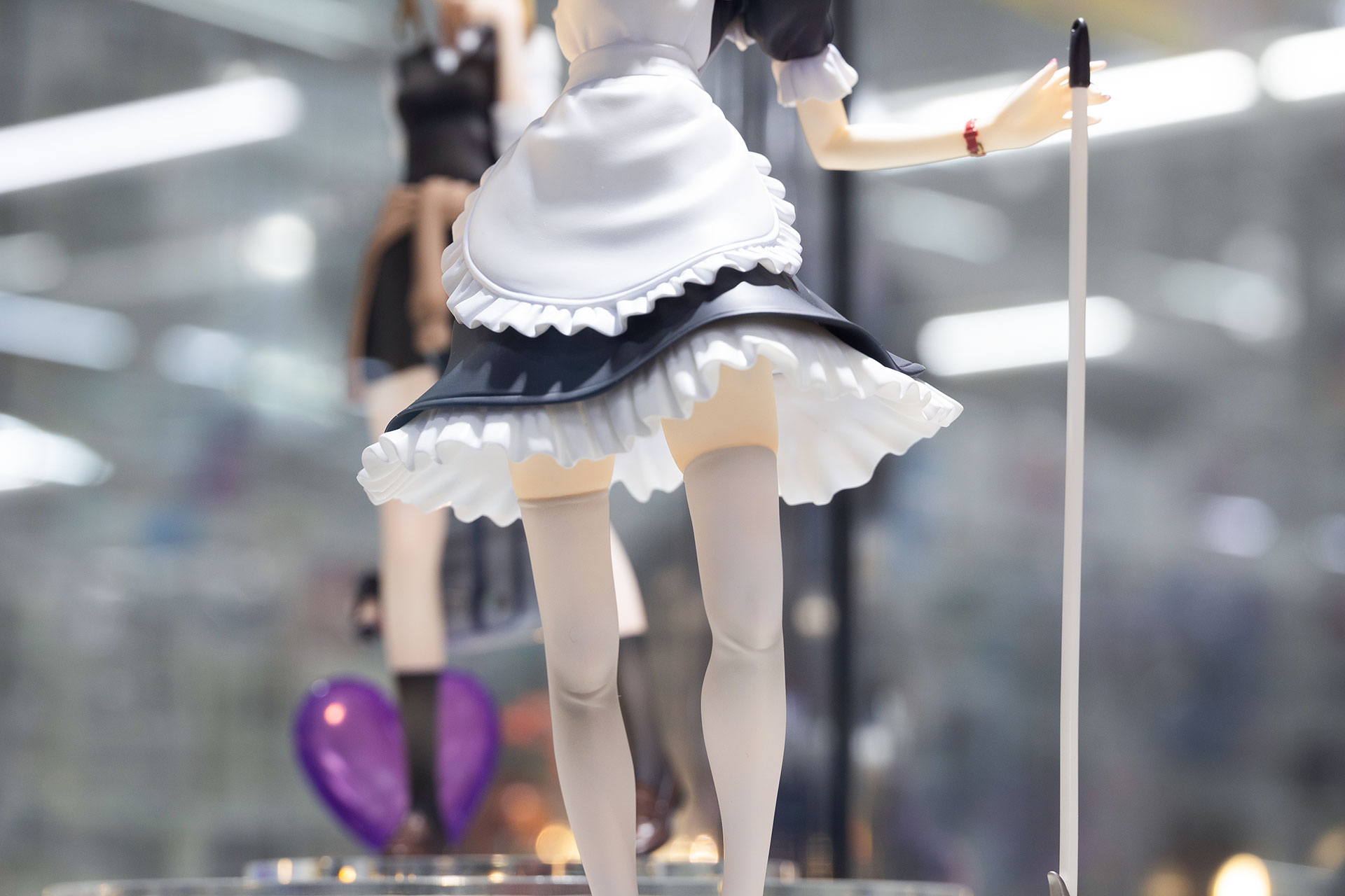 白いストッキングに包まれた脚。太ももの白との違いもよく出ている。