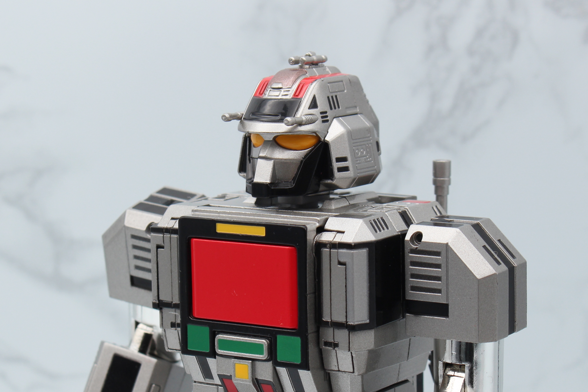 頭部のビーム砲はかなり細く、動かすときには注意が必要だ