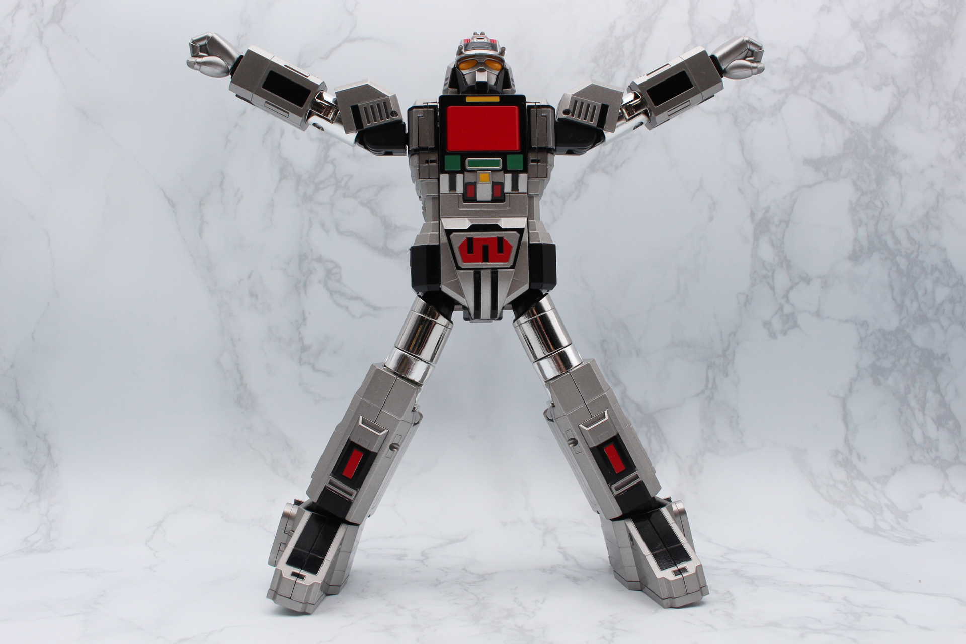 肩と股関節がスイングする範囲はこのぐらい。肩にはロール軸があるので、腕を上げたり、前腕に角度を付けたりすることも可能