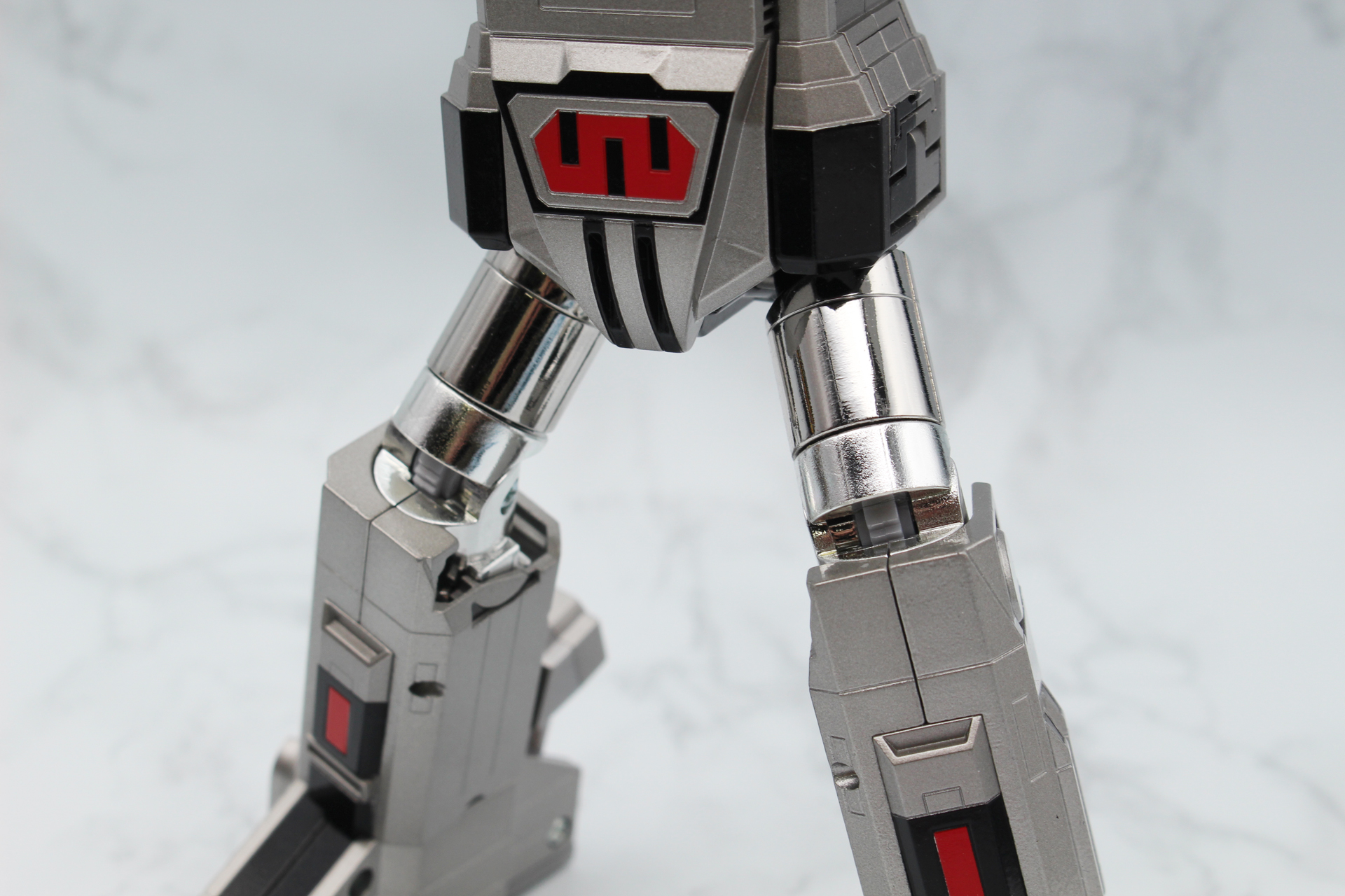 肩、股間、ヒザの各関節にはクリックがあり、カッチリ止まる