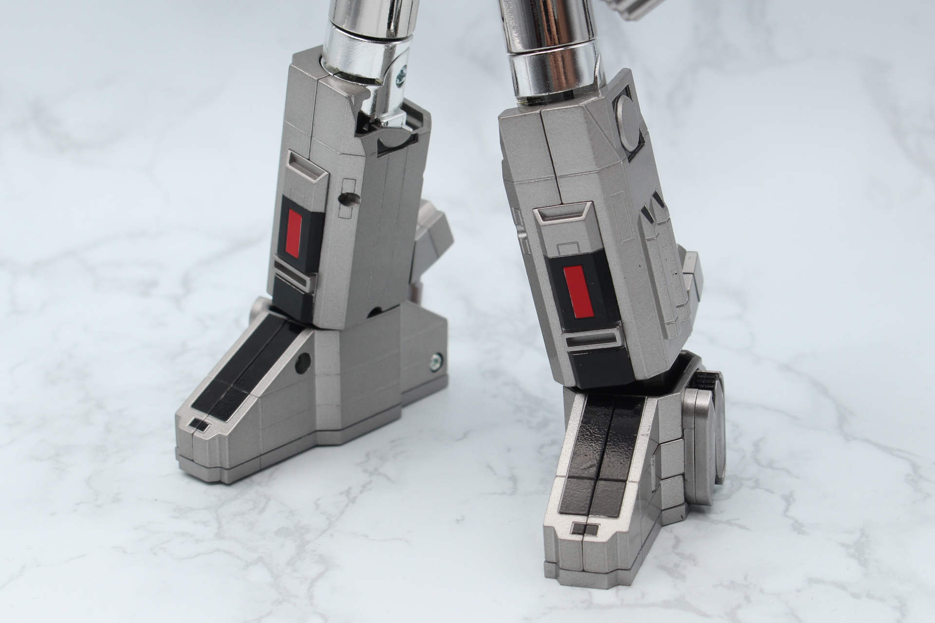 足首はわずかながら前後左右に可動。脚部の可動範囲内ならおおむね接地する