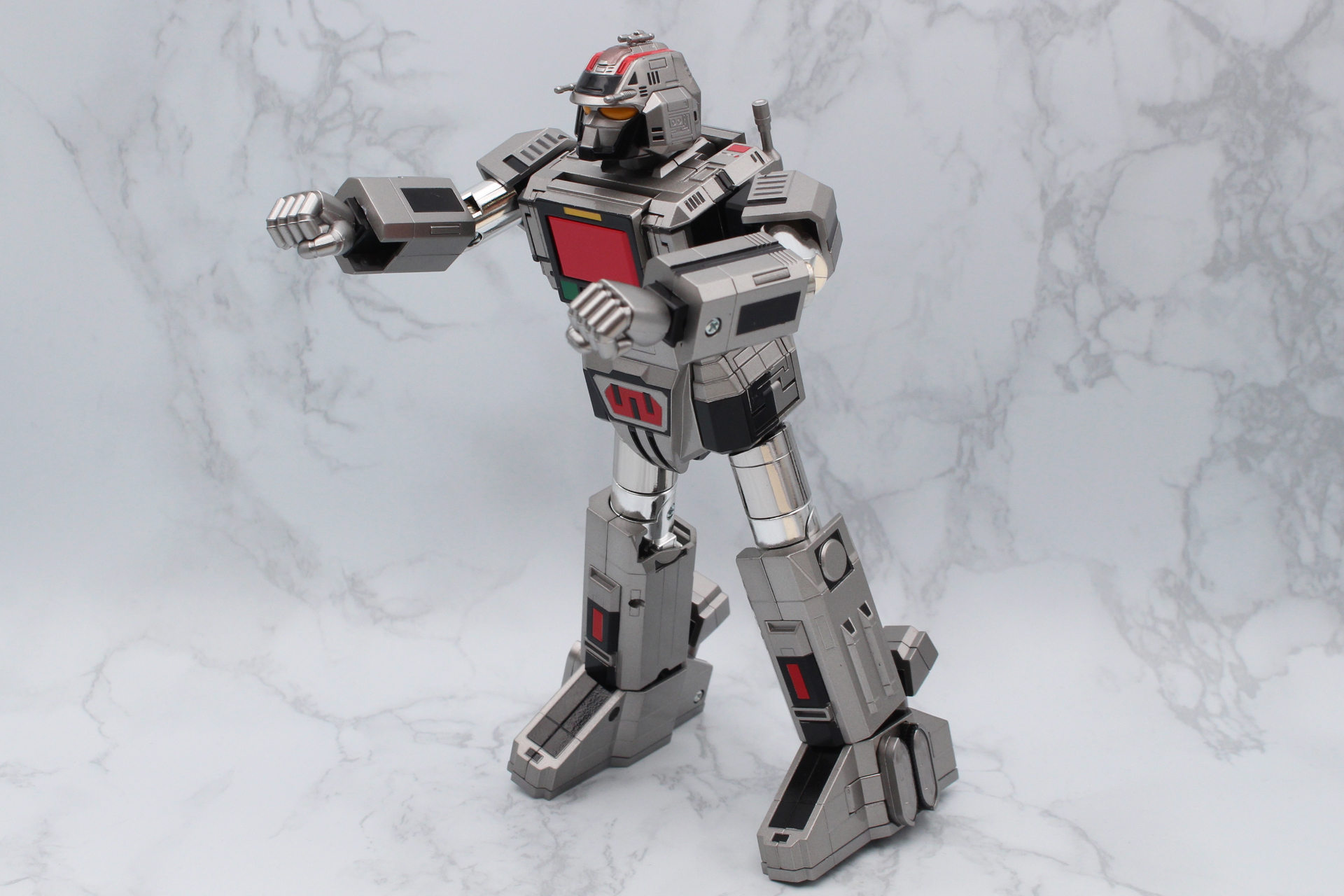 コズミック・クラッシュのポーズも可能。下半身が重いので、多少の前傾姿勢なら倒れない