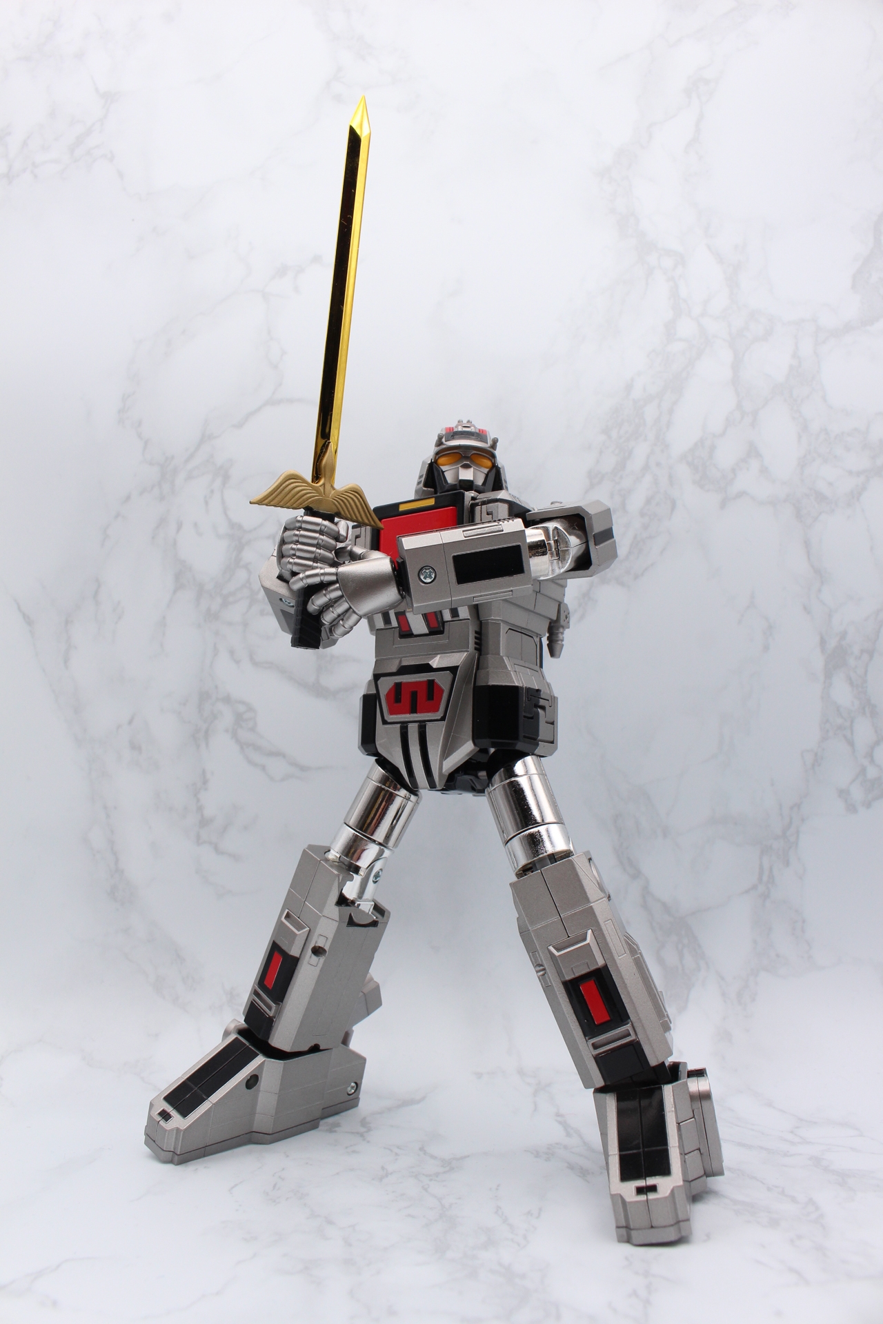 黄金の剣は専用の持ち手（右のみ）を使って持つことができる