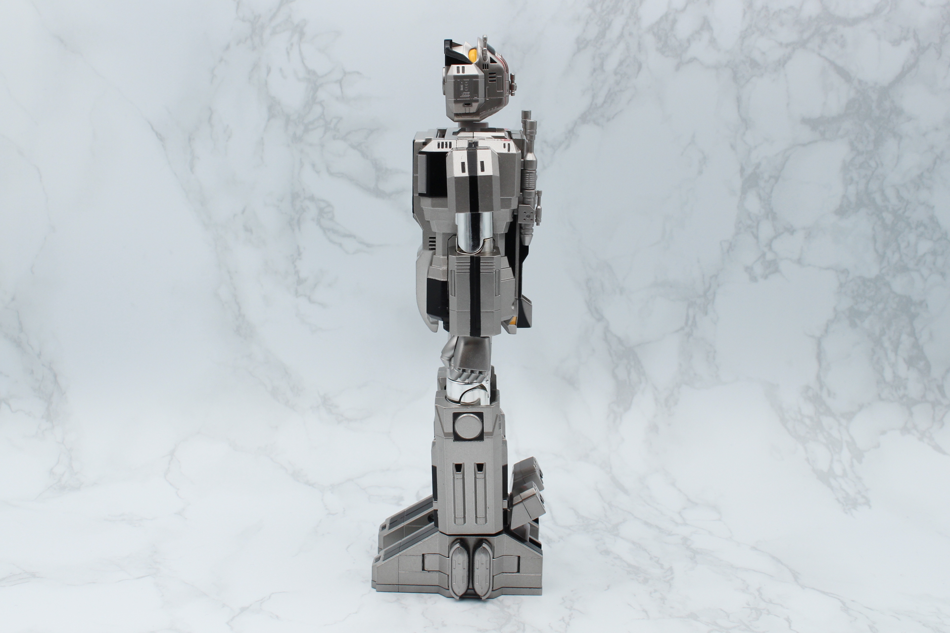 戦闘巨人モードを素立ちの状態にし、首を持ち上げてあごを上に向ける