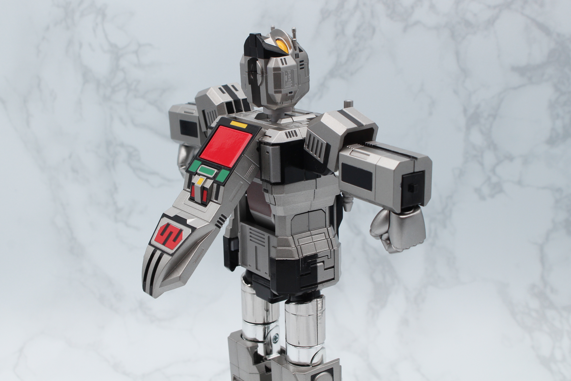 胸部を股間のところから開いて持ち上げる