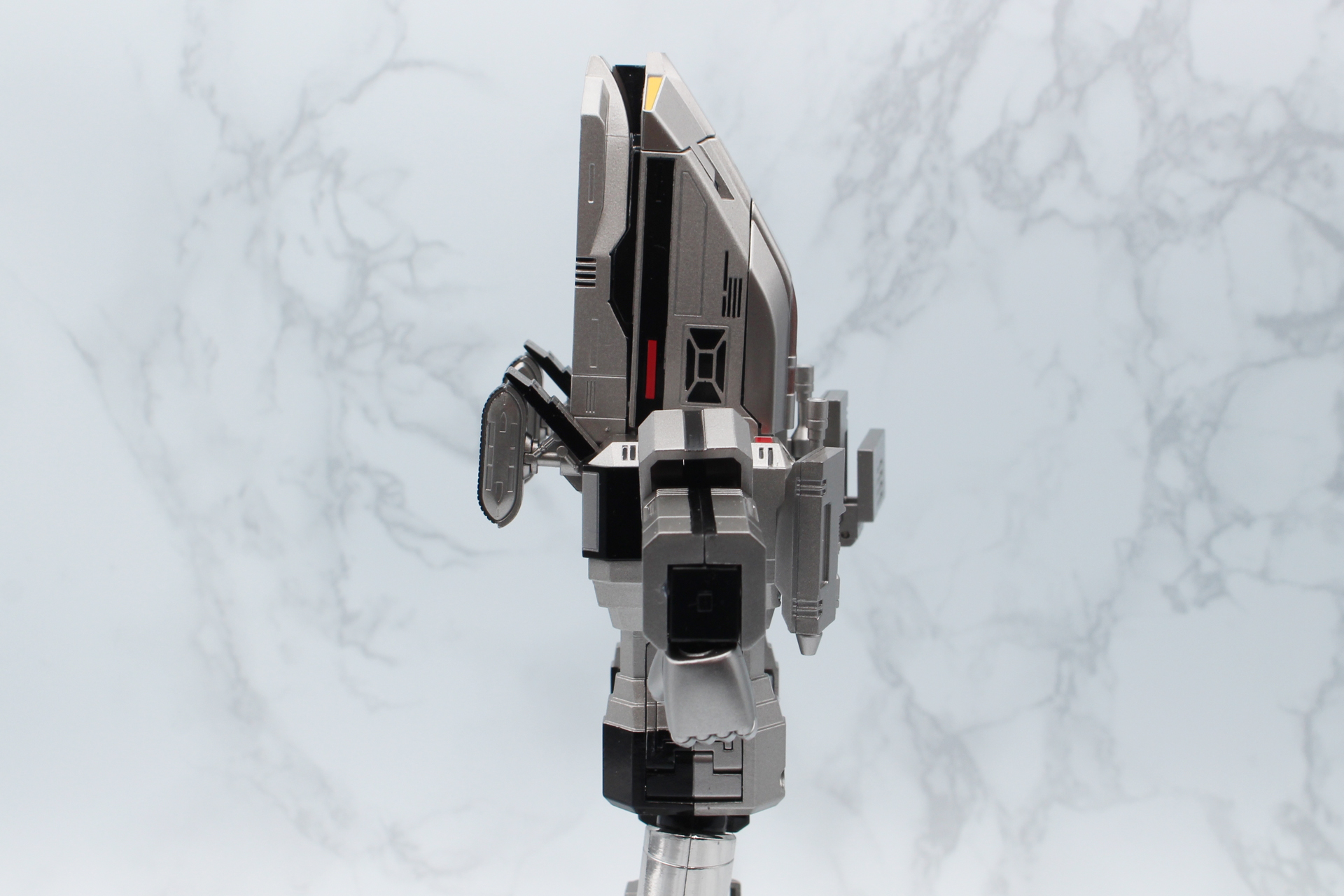 艦首ができあがると、巨人の頭部が完全に隠れる