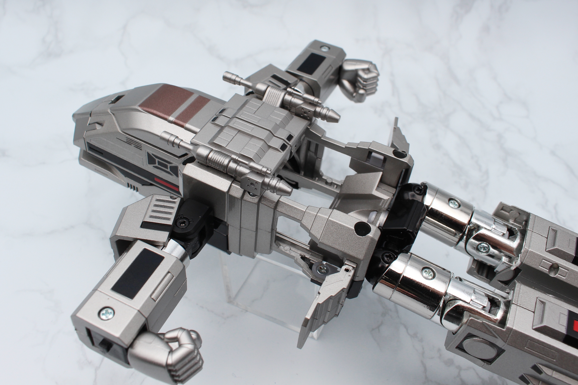 観音開きにしていた背中のハッチを閉じる