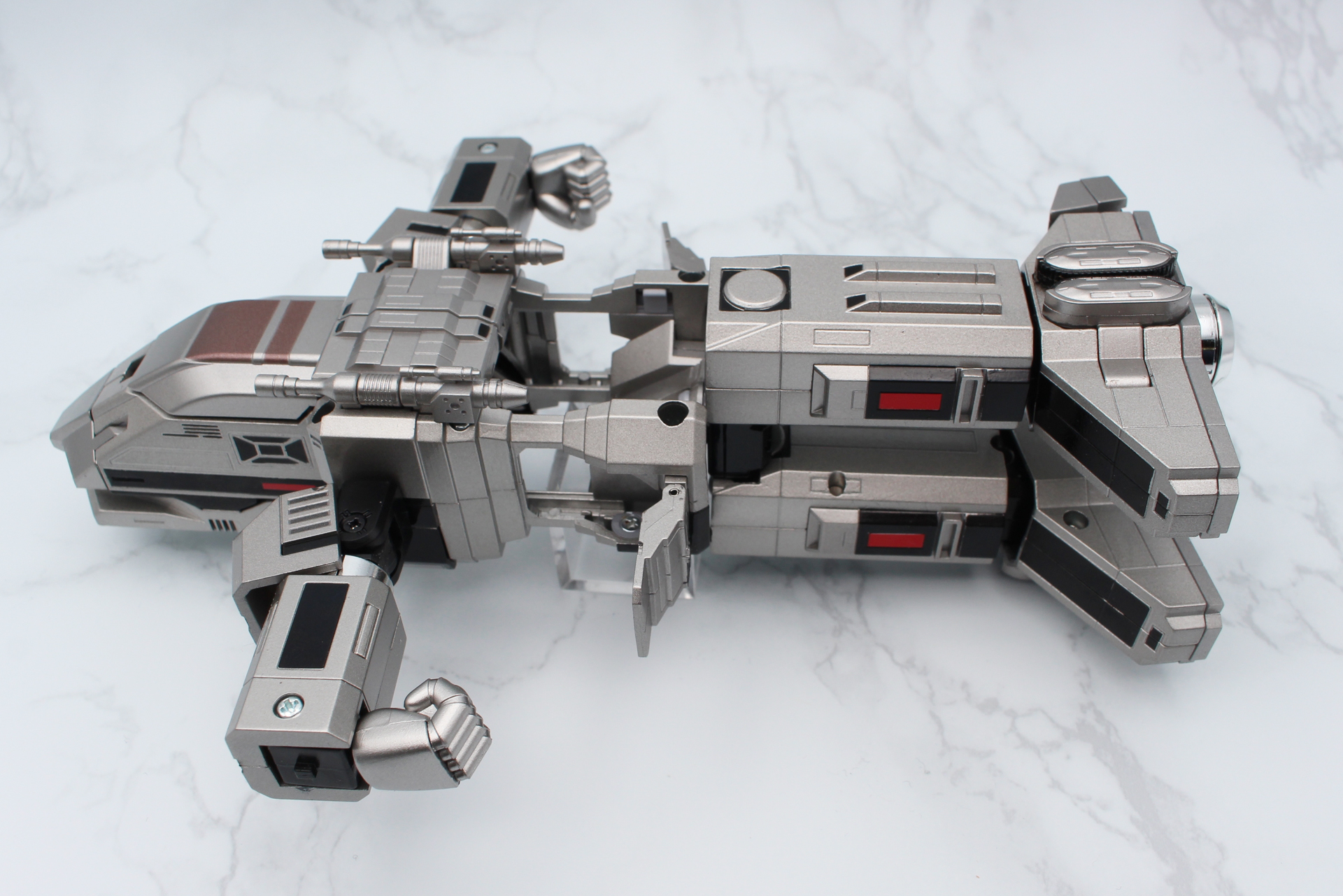 太ももが隠れるように脚部を縮める