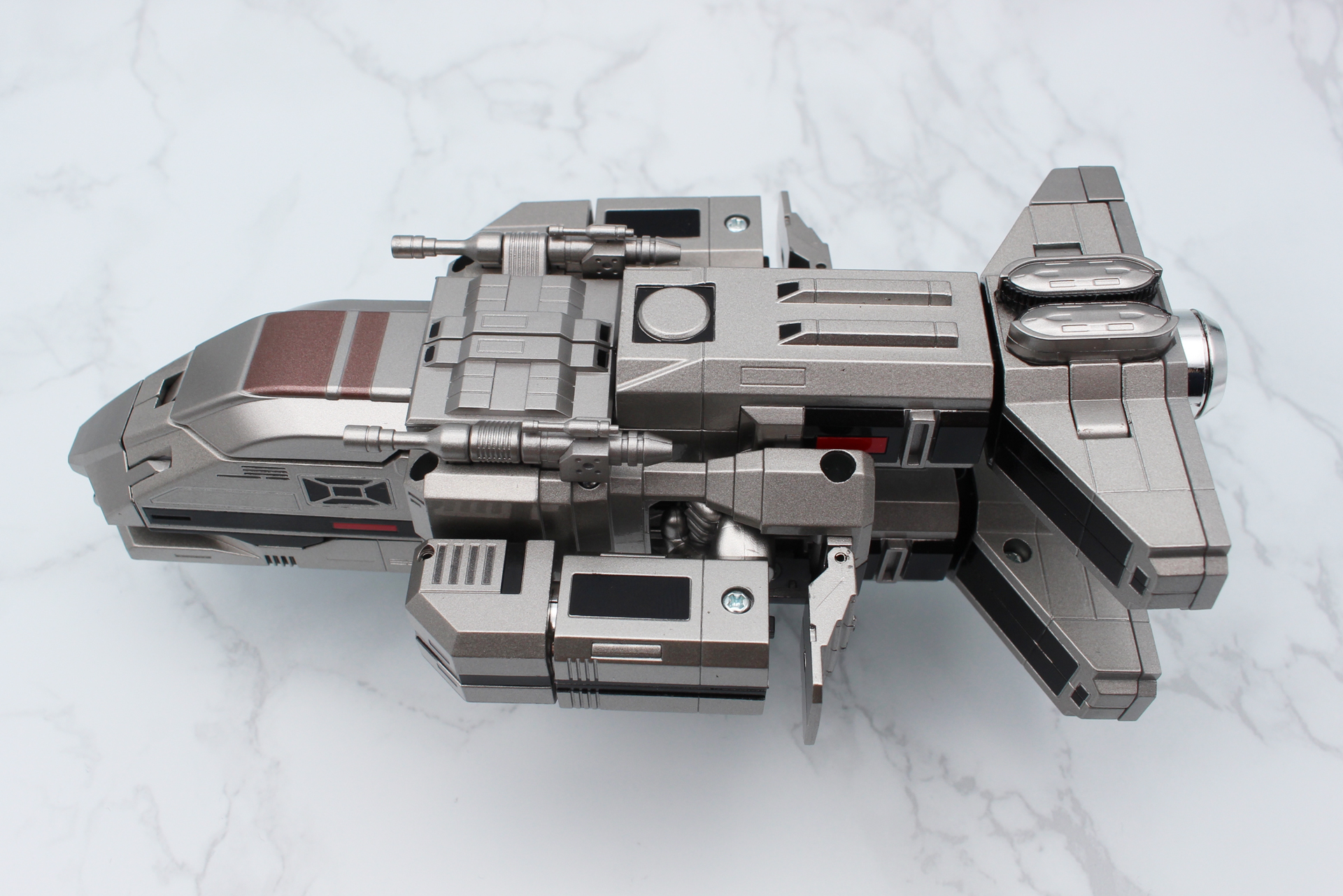 パネルを開けた脇腹部分に腕を拳を収納するように腕を折り曲げる