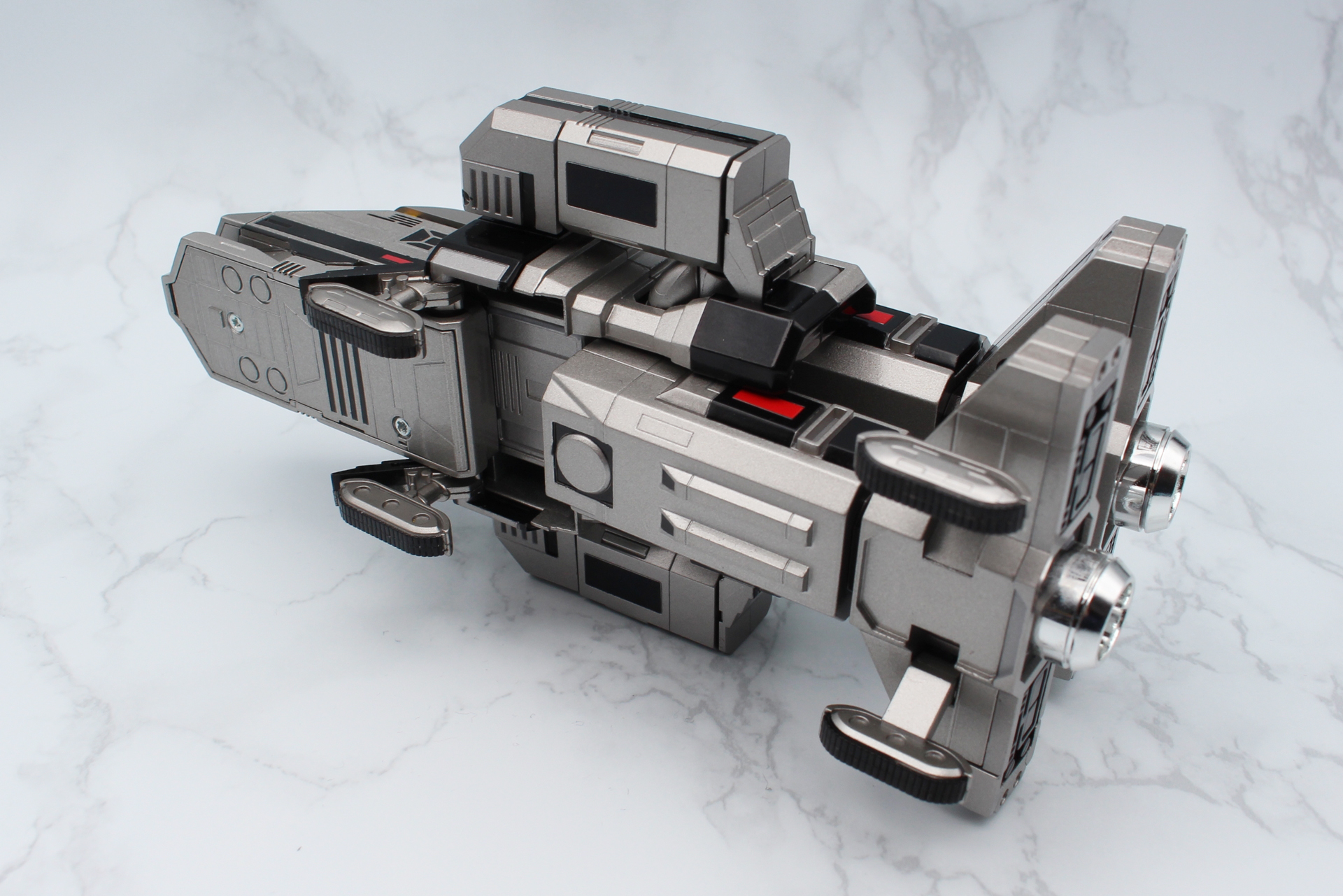 ランディングギアを使えば、台座を使わずともディスプレイが可能