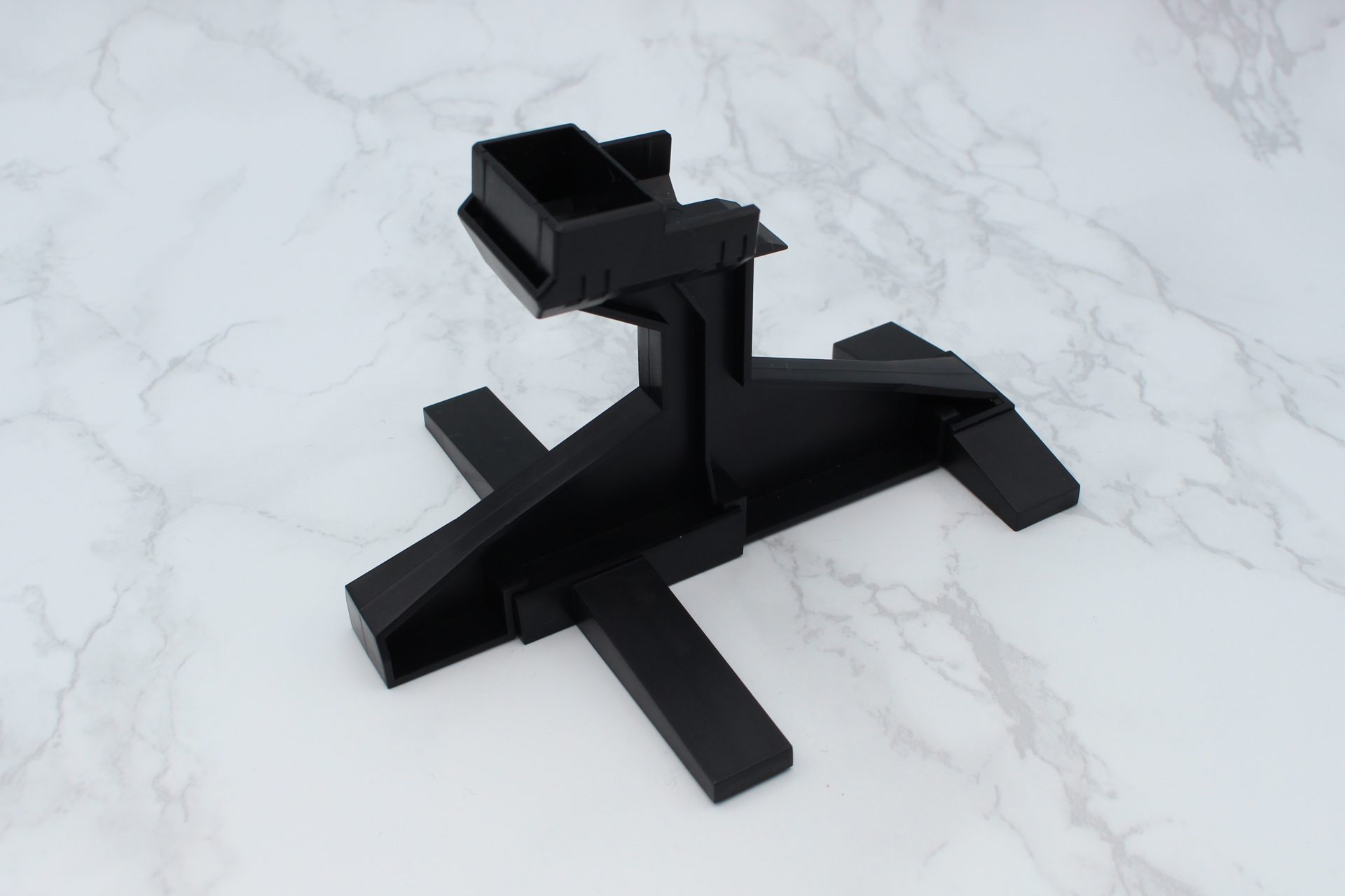 台座は4パーツの組み立て式