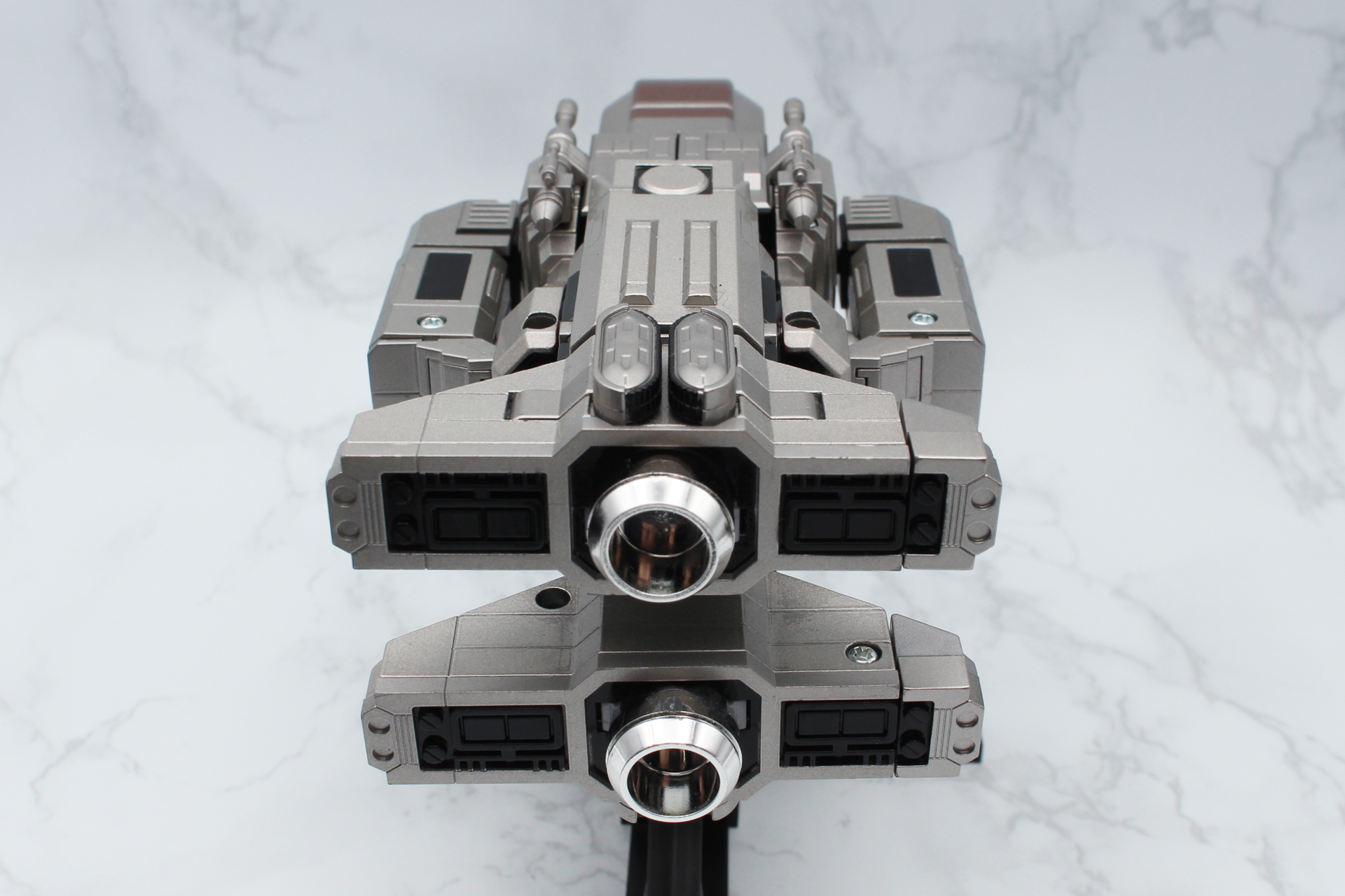 バックビュー。縦に並んだ2つのノズルが印象的だ