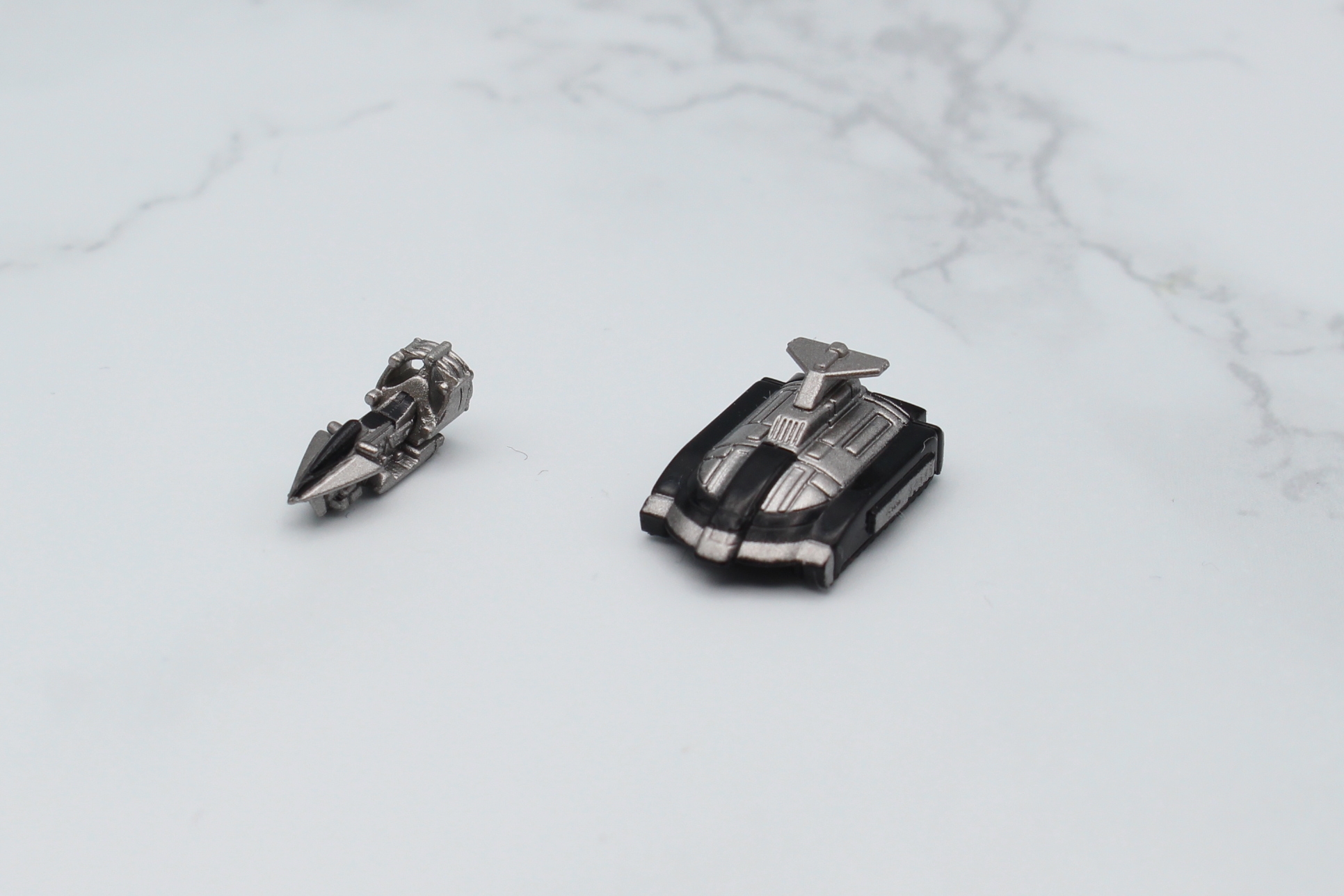 ダイレオンと同スケールのガービンとアイアンウルフ。全長15mmほどの小さなものだが、しっかりモールドも入り、塗装されている