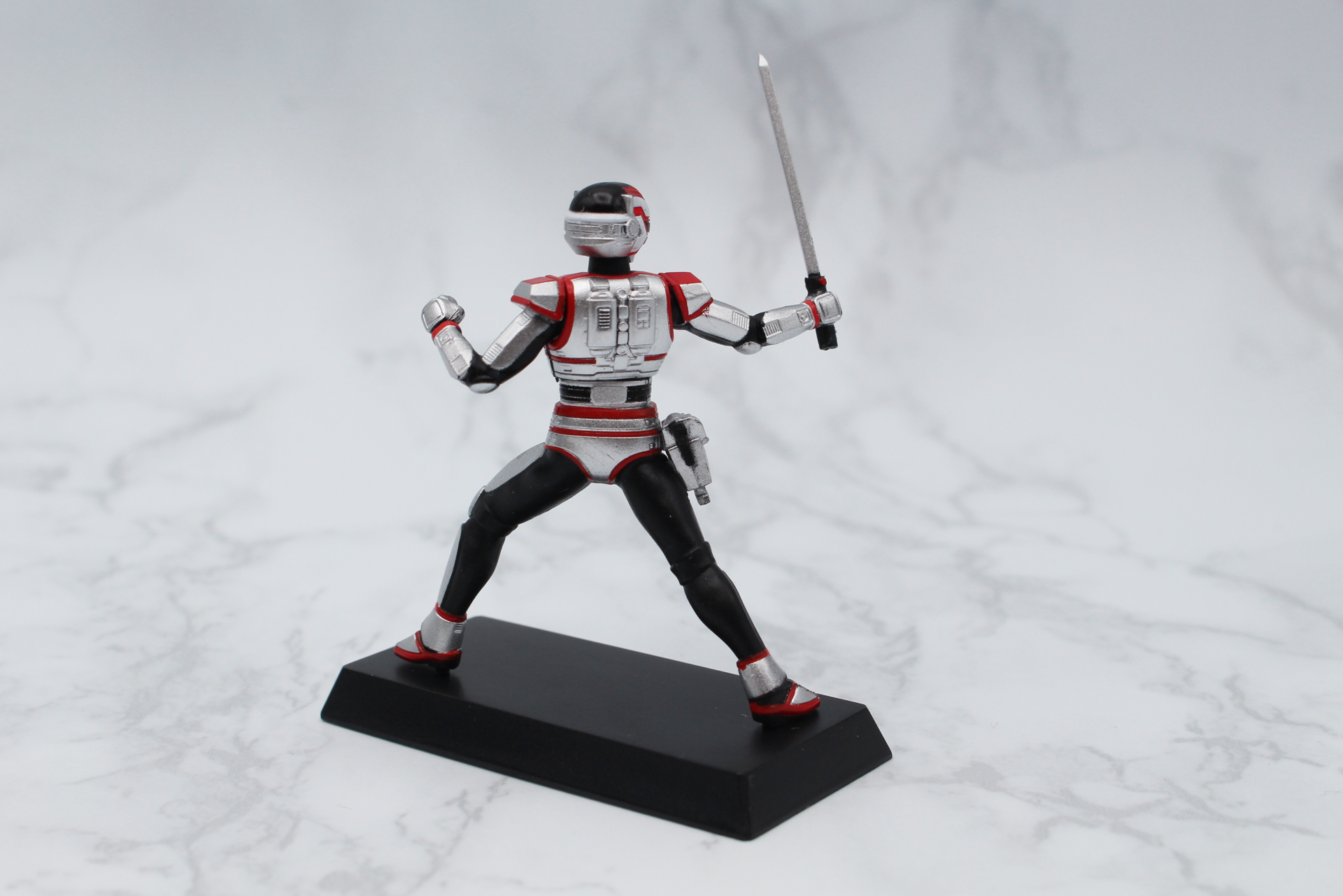 ジャスピオンのフィギュアは台座を含まない頭頂部までで46mmほど。プラズマレーザーソードを持ったポーズだ