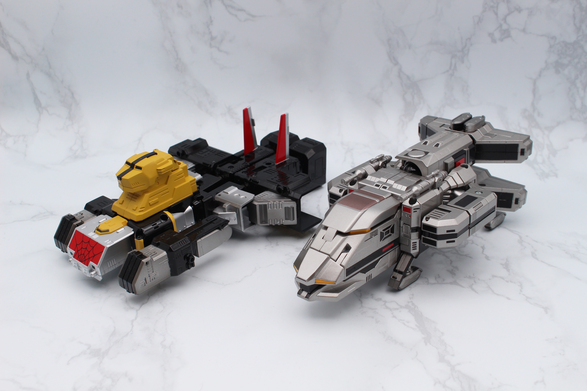 レオパルドンから変形させたマーベラーと超惑星戦闘母艦ダイレオン。変形機構はダイレオンのほうが複雑だ