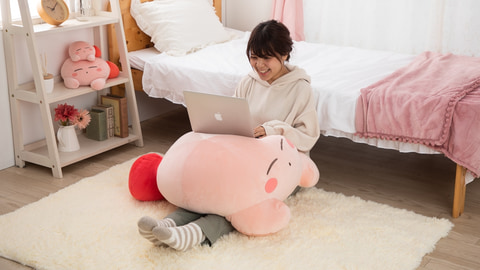 フワフワで抱き心地も抜群な「すやすやフレンド カービィ」が本日12時