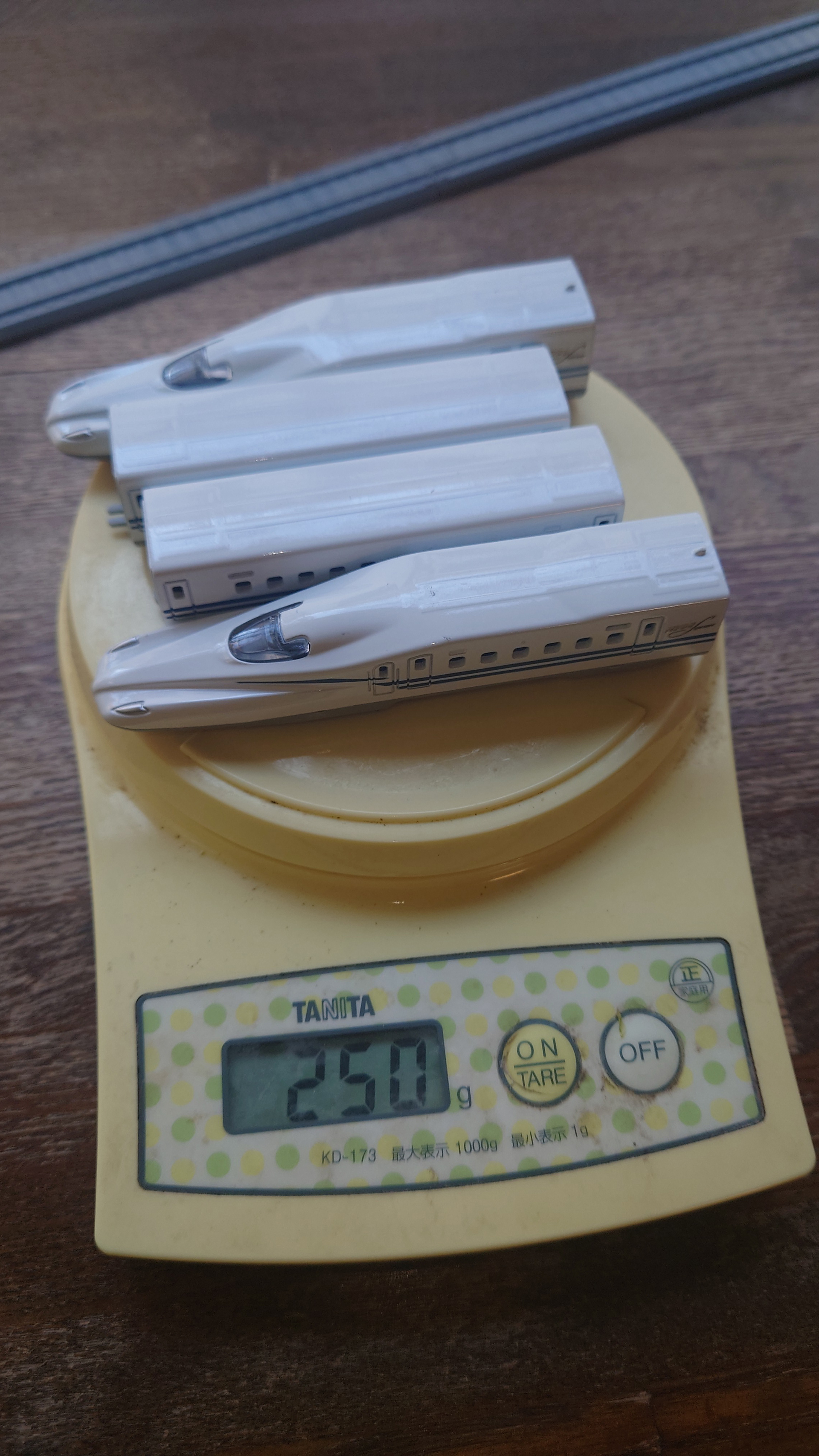 4両編成で250グラム。飾っておくのにふさわしい重さだ