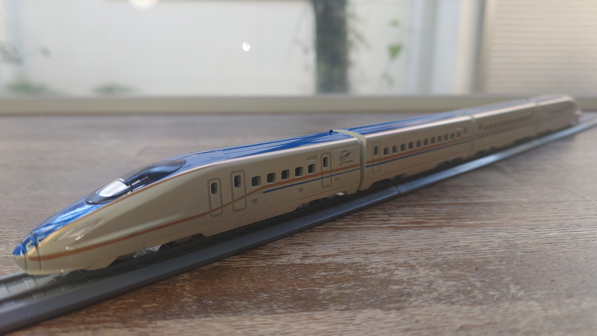 E7系はJR東日本の保有車両　同型のJR西日本保有車はW7系