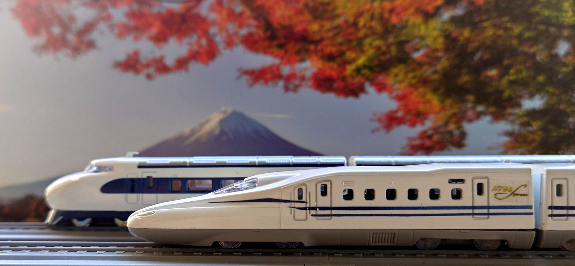 市販のカレンダーを背景にしてディスプレイにこだわってみた。新旧東海道新幹線の競演