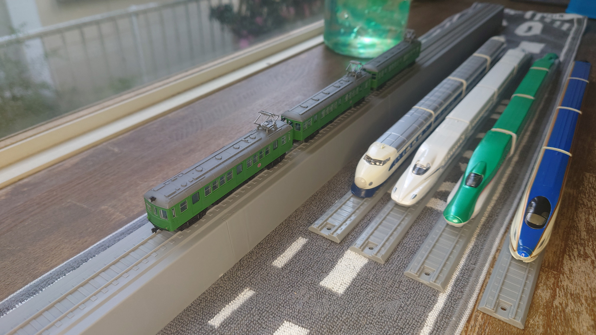 レールには他社製の無動力のNゲージ車両も飾れる。さらに裏に磁石を仕込めば走行もできる。素晴しい副産物だ
