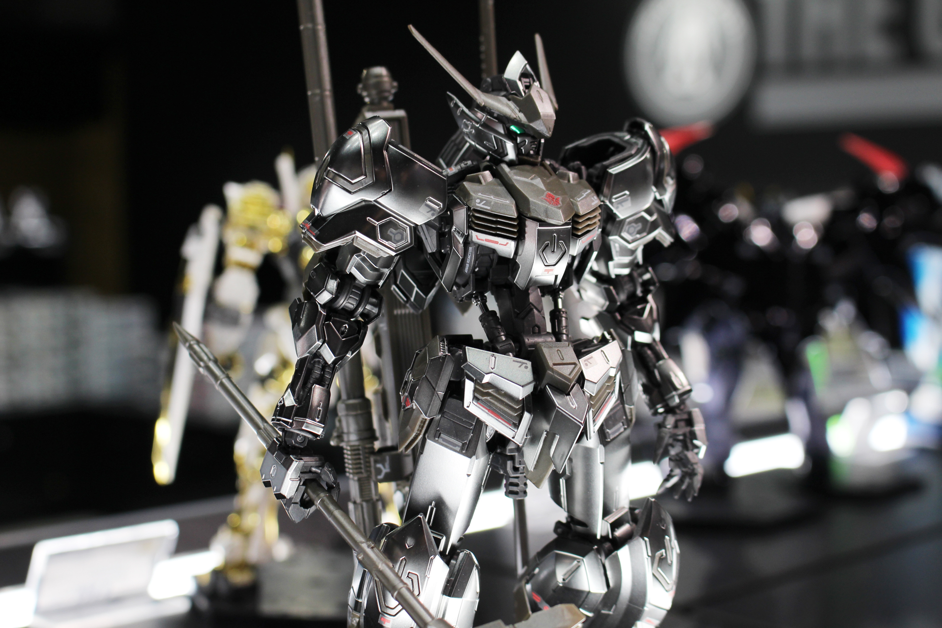 派手すぎないぎらつき具合が、ガンダムバルバトスのイメージに合っている