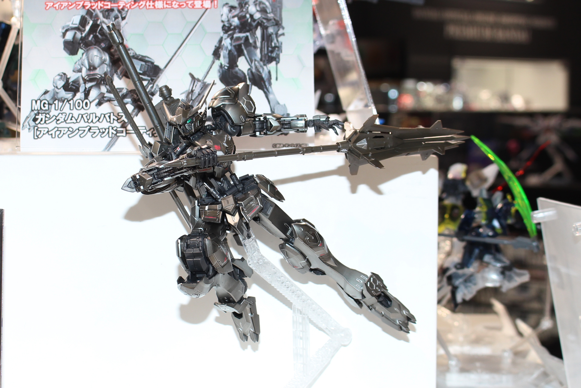 このような動きのあるポーズもバッチリ決まる