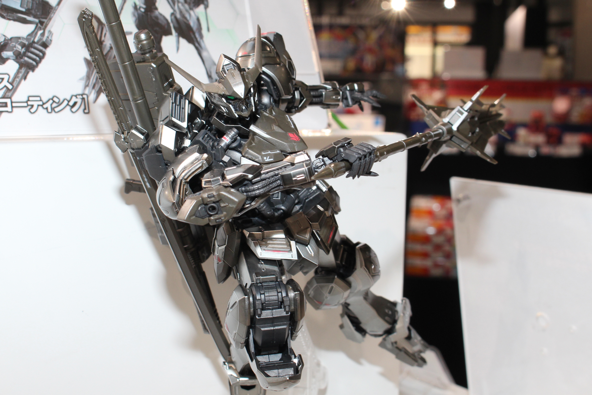 フレームの露出した部分はメッキされておらず、メッキ済みパーツとのコントラストになっている