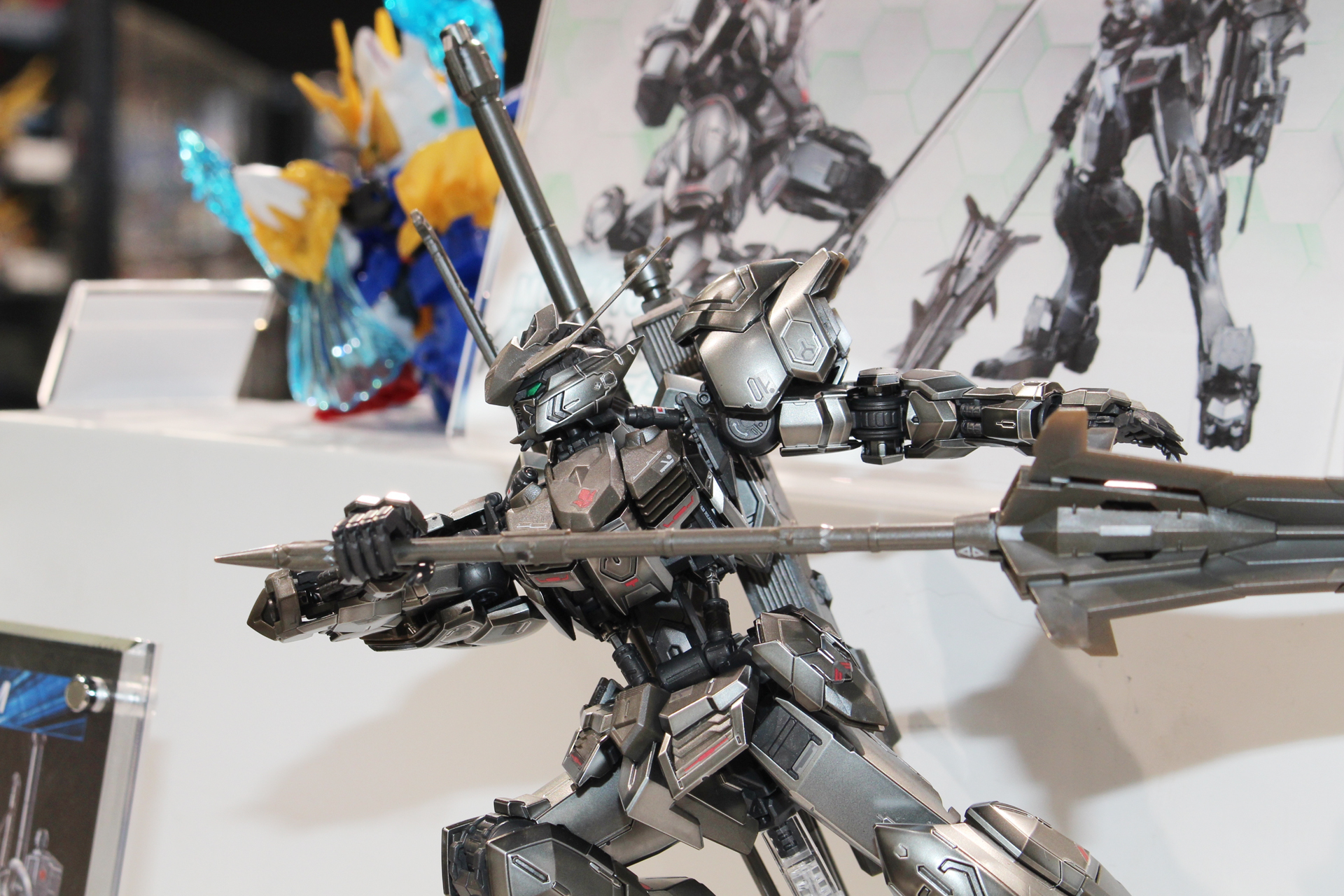 各種武装は背中に搭載が可能だ