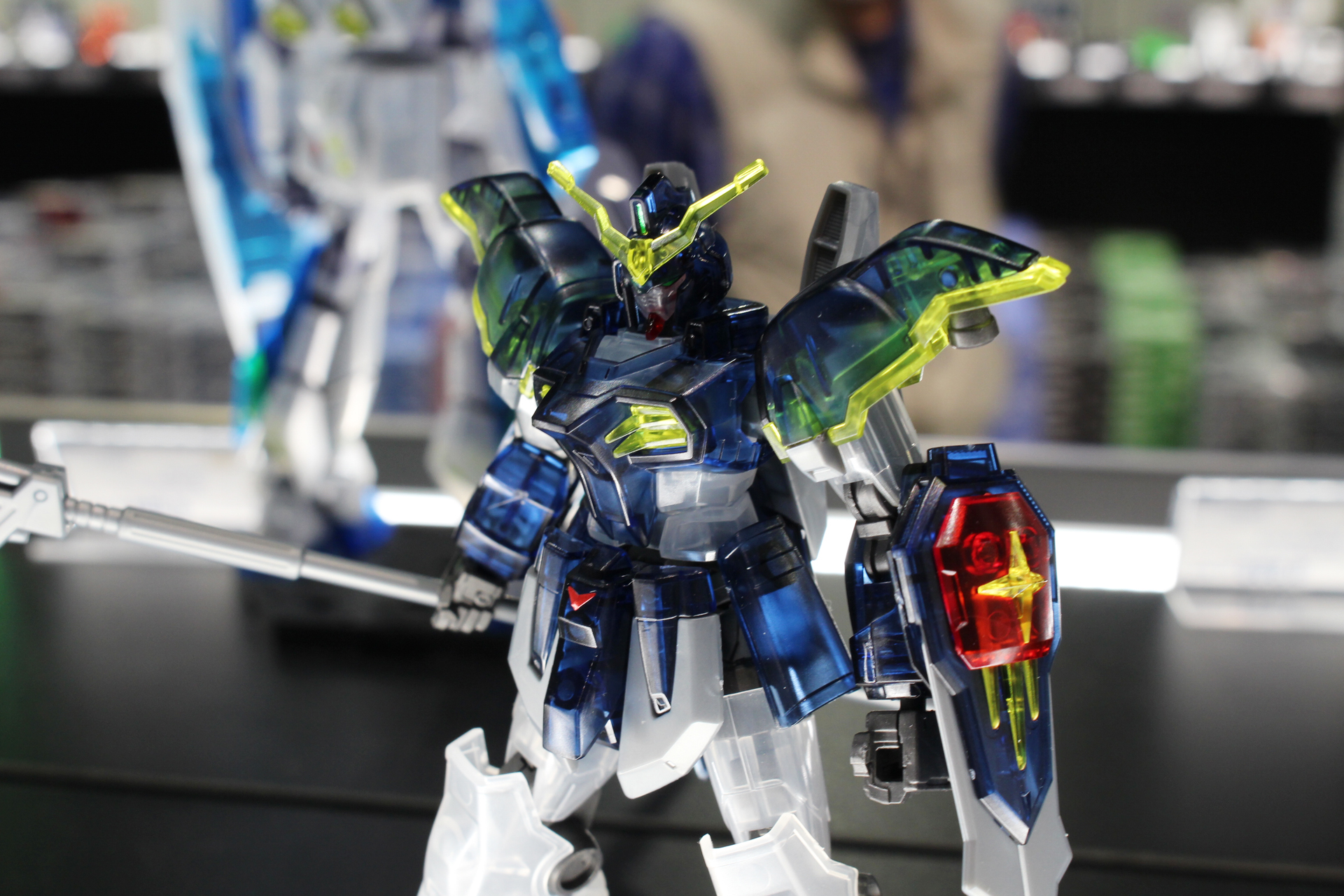 キット本体はオリジナルのHGシリーズそのままに、メインのパーツをクリア成形としている