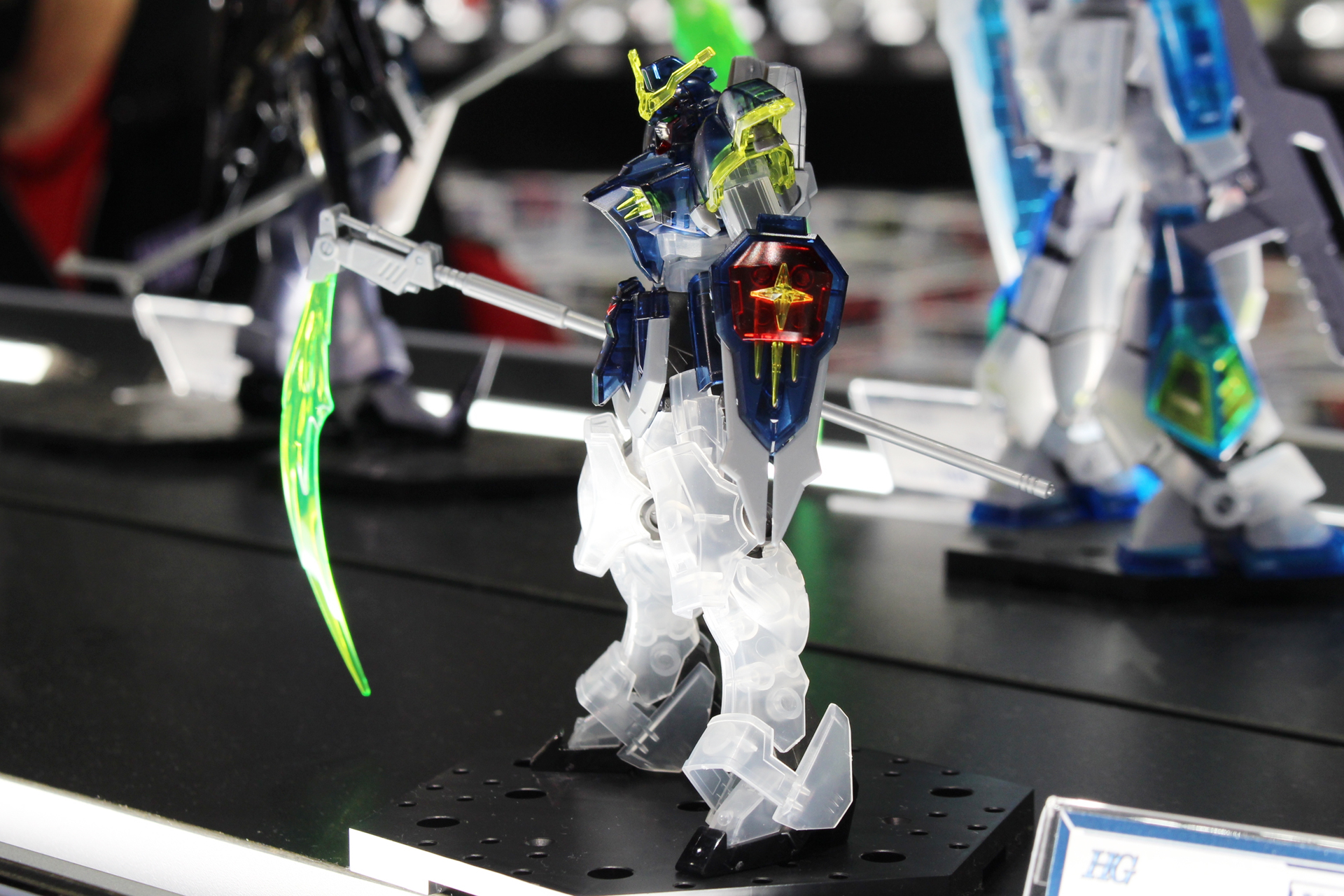 バスターシールドは可動ギミックを搭載し、別パーツによりビーム放出状態を再現できる