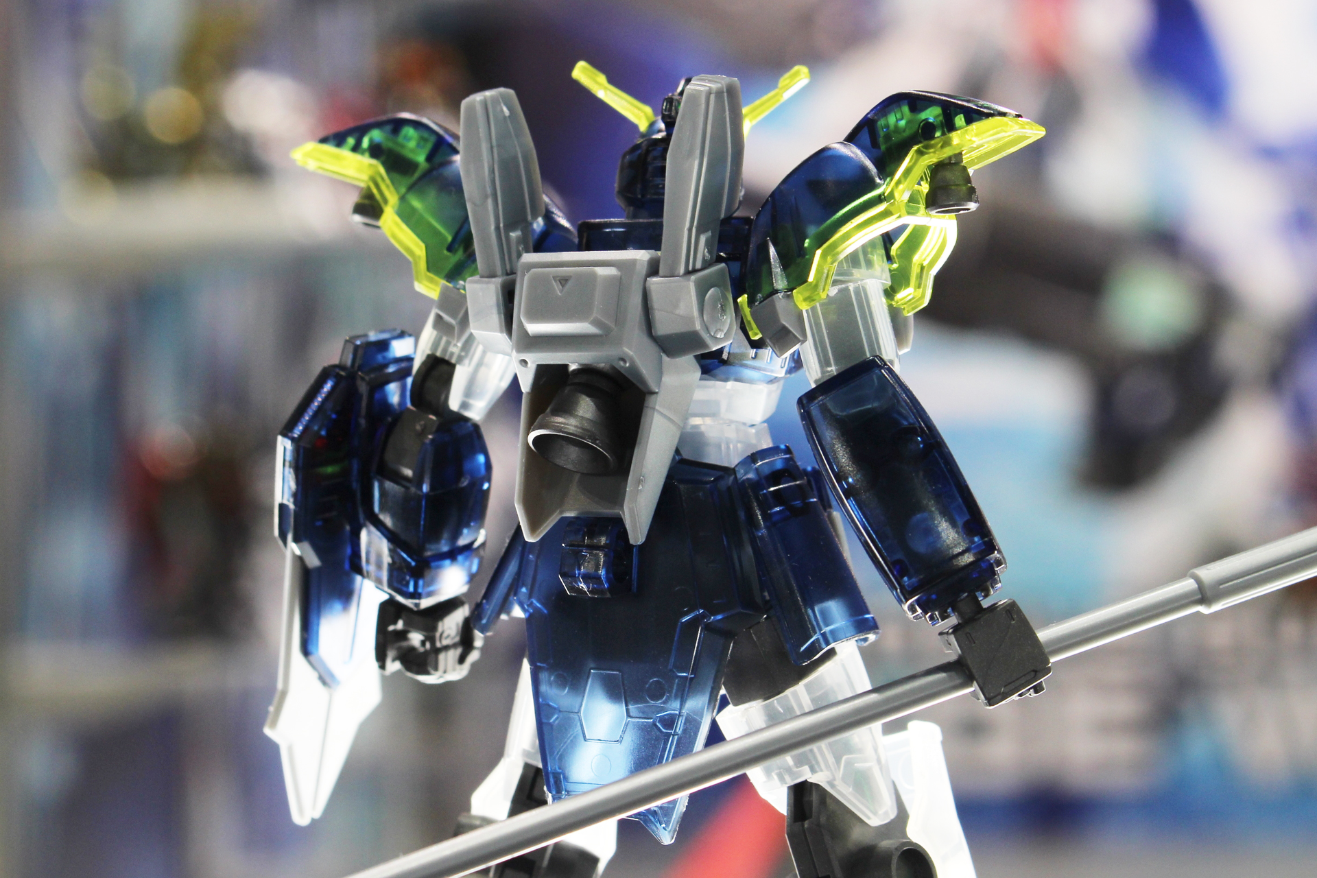 バックパックのハイパージャマーなど、一部は不透明のパーツで成形