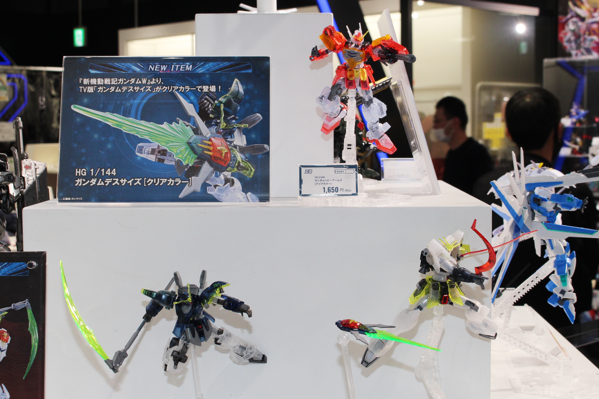 ガンダムWに登場するMSのクリアカラーシリーズも発売中だ