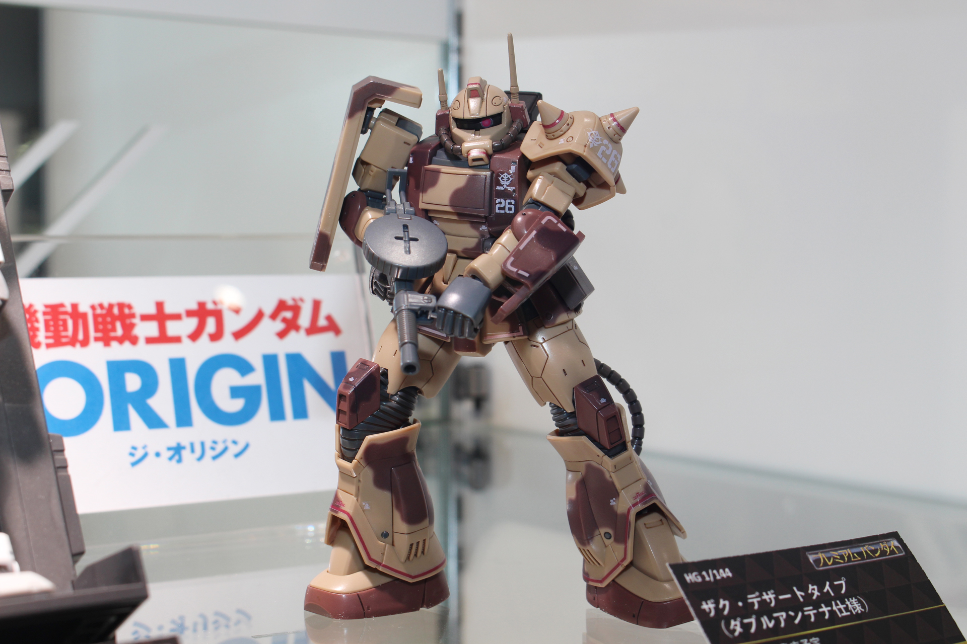 「HG 1/144 ザク・デザートタイプ（ダブルアンテナ仕様）」。10月21日発売（初回発送分）、価格は2,640円（税込）。プレミアムバンダイ限定商品で、現在3次予約（2022年1月発送）を受付中