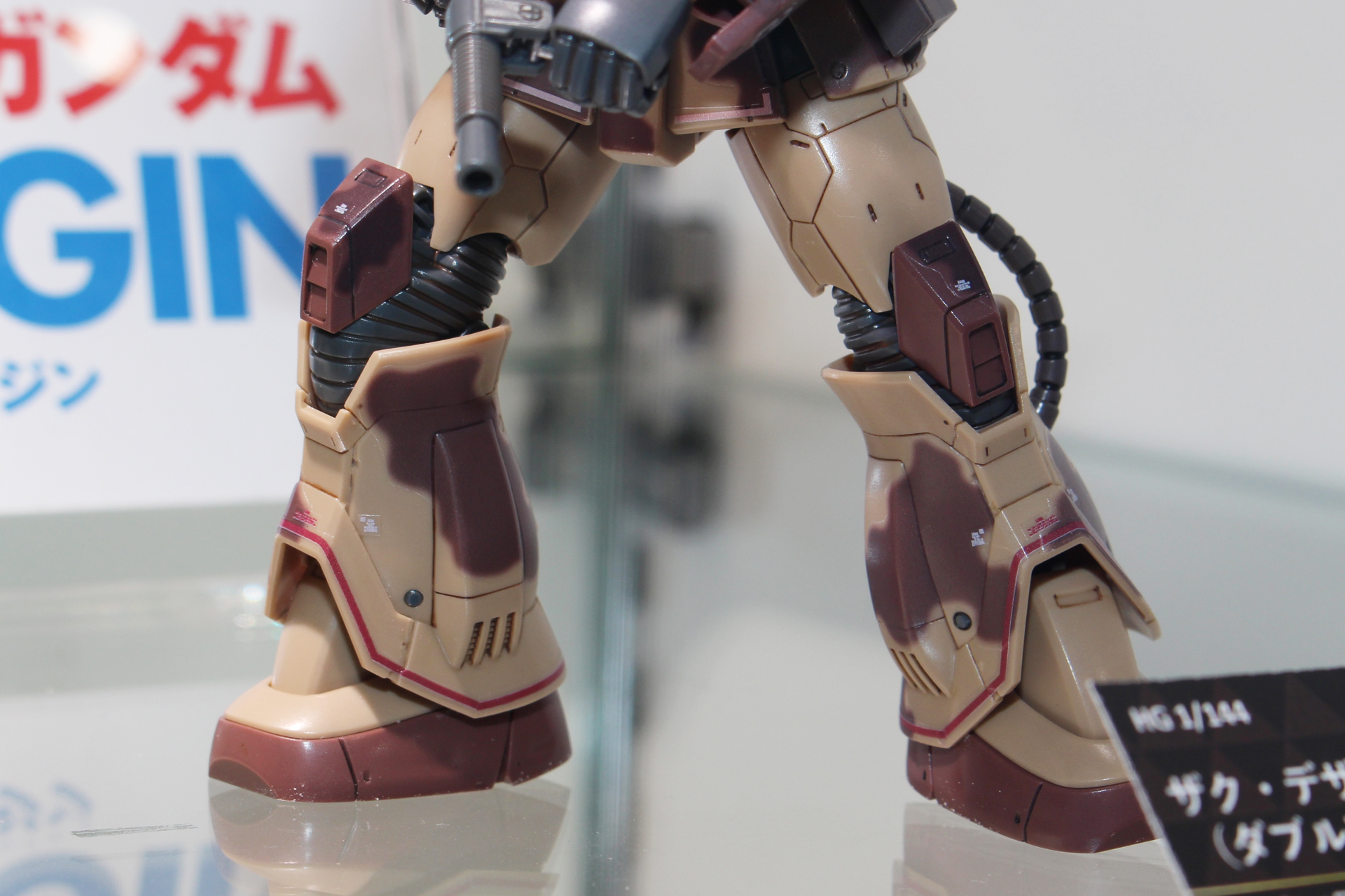 砂塵の侵入を防ぐためのシーリングがヒザの関節に施されている