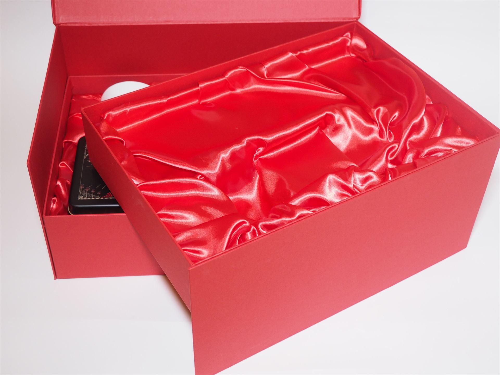 何か仕掛けがあるのかなと箱をいじっていたら、右奥を支点として上側が反時計周りに回転することに気付いた