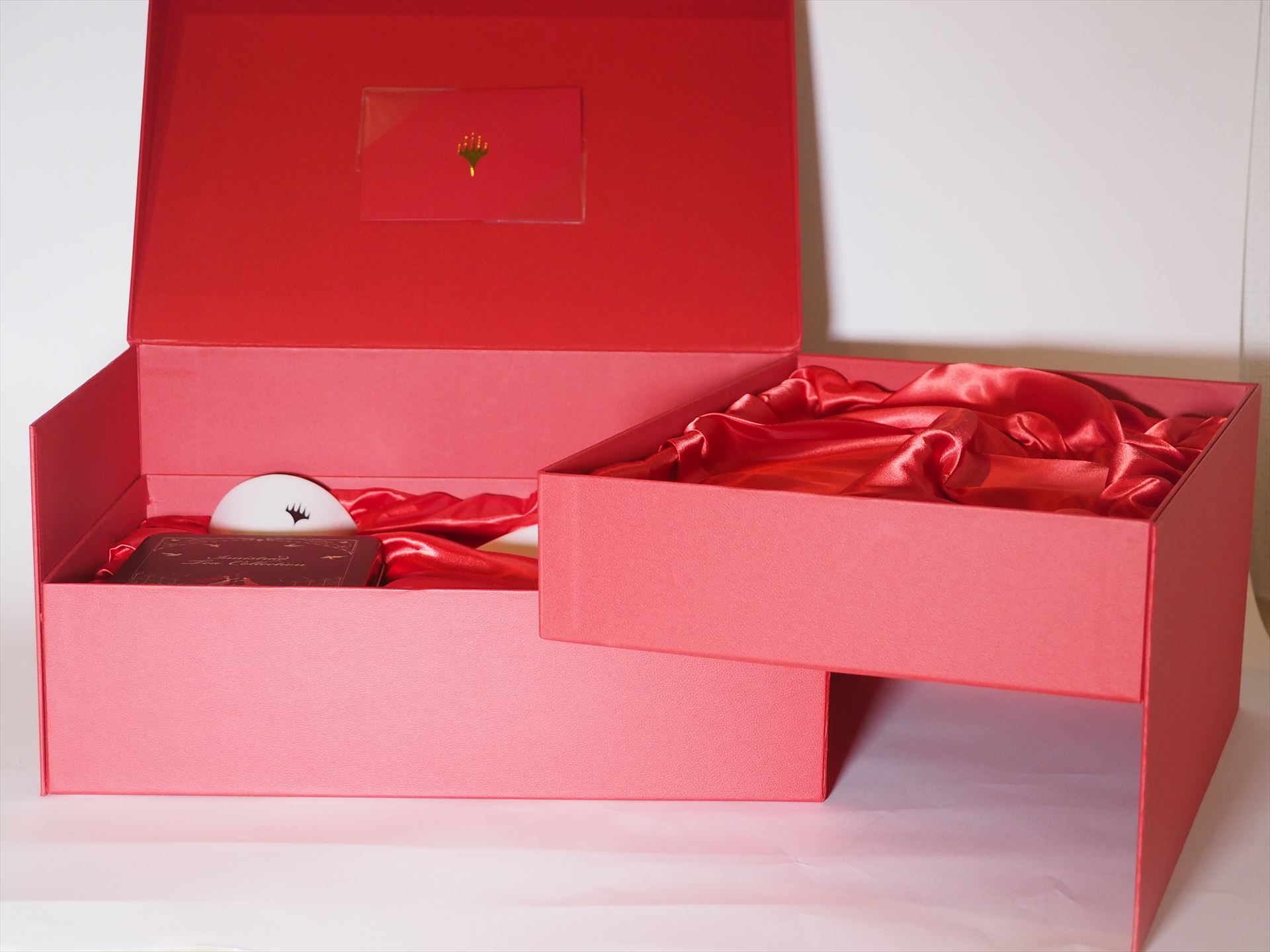 横から見ると、こんな感じだ。ずいぶん凝った箱だ