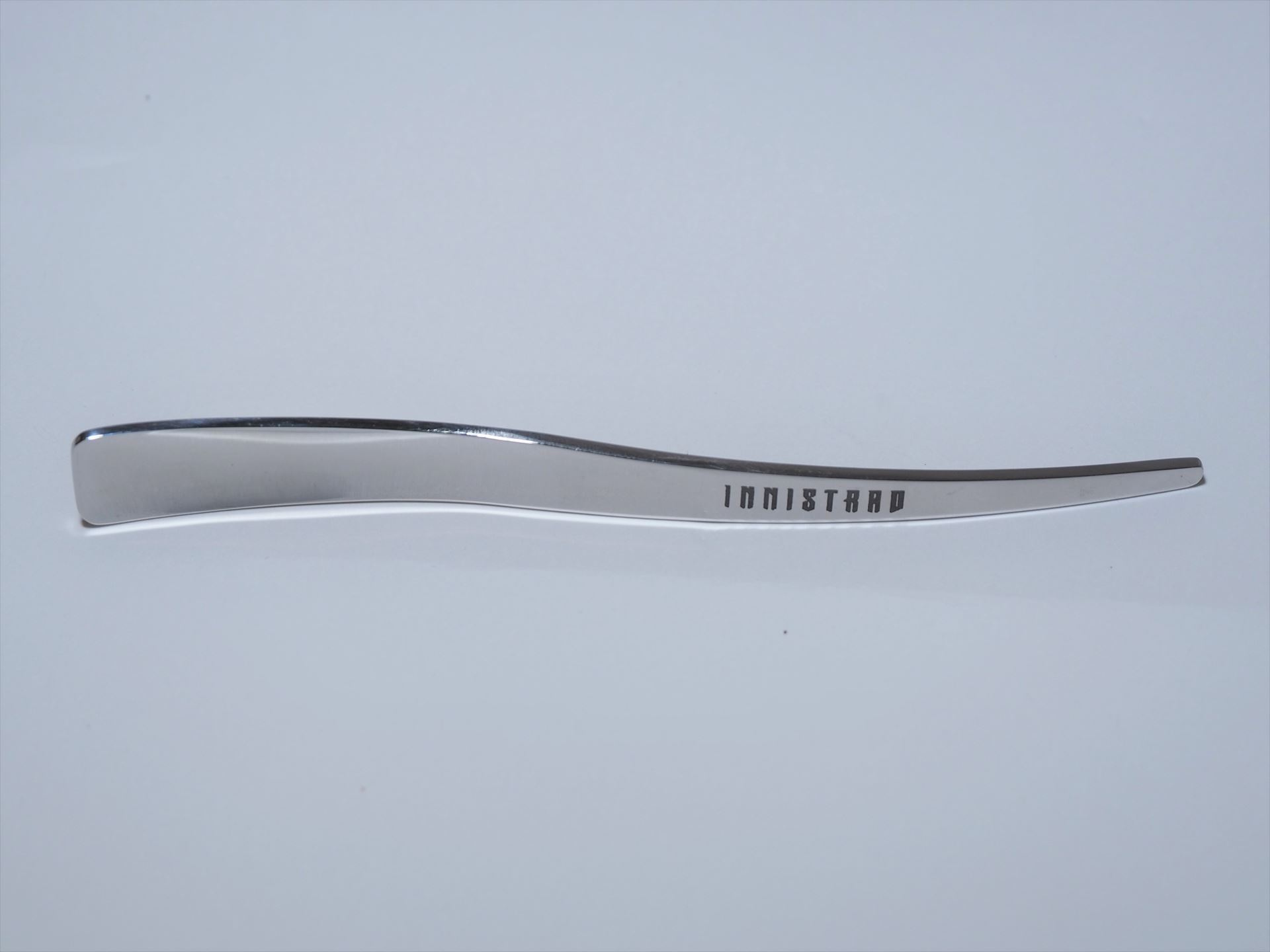 ティースプーンには「INNISTRAD」という文字が刻印されている