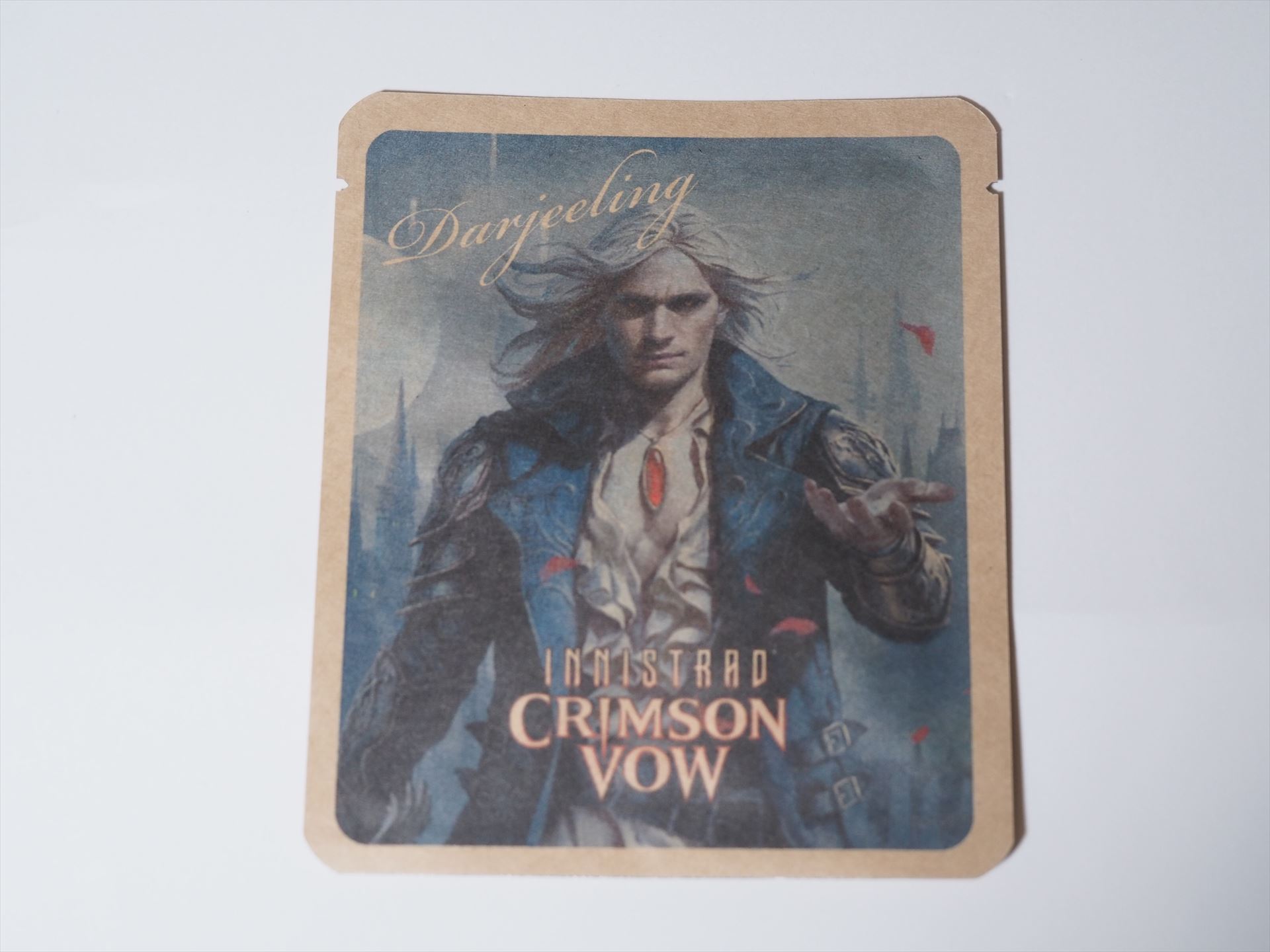 プレインズウォーカーの一人「ソリン」が描かれたパッケージには、ダージリンのティーバックが入っている